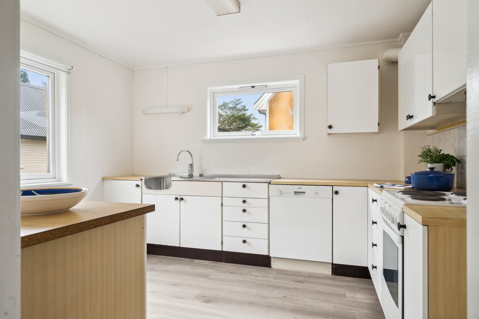 Kjøkkenet er romslig, med noe eldre innredning Galleribilde