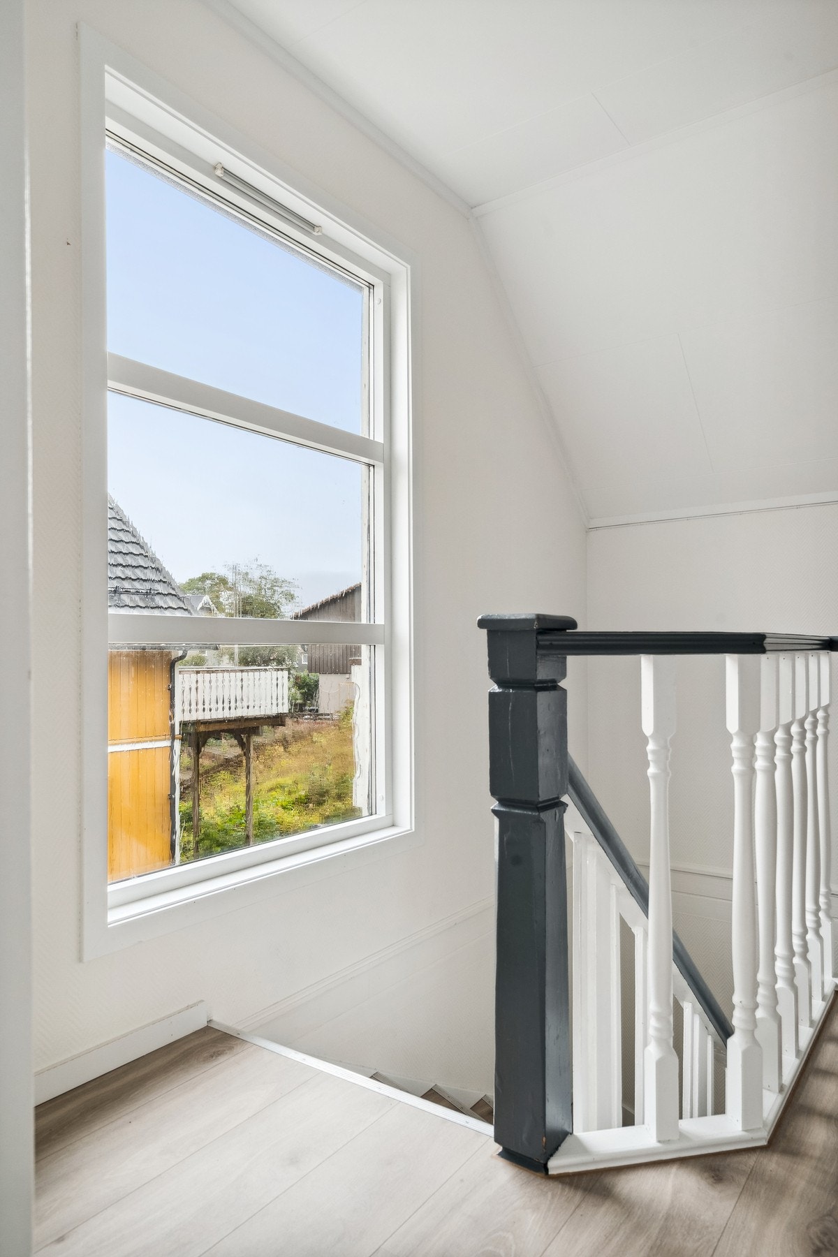 Trappegangen i 2.etg. Stort vindu som gir godt med lys og utsikt Galleribilde