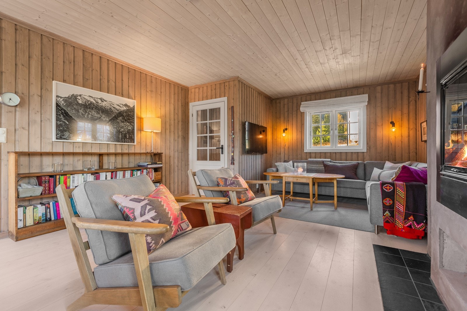 Etter en lang kald dag utendørs er det koselig å sette seg ned i go'stolen foran peisen. Galleribilde