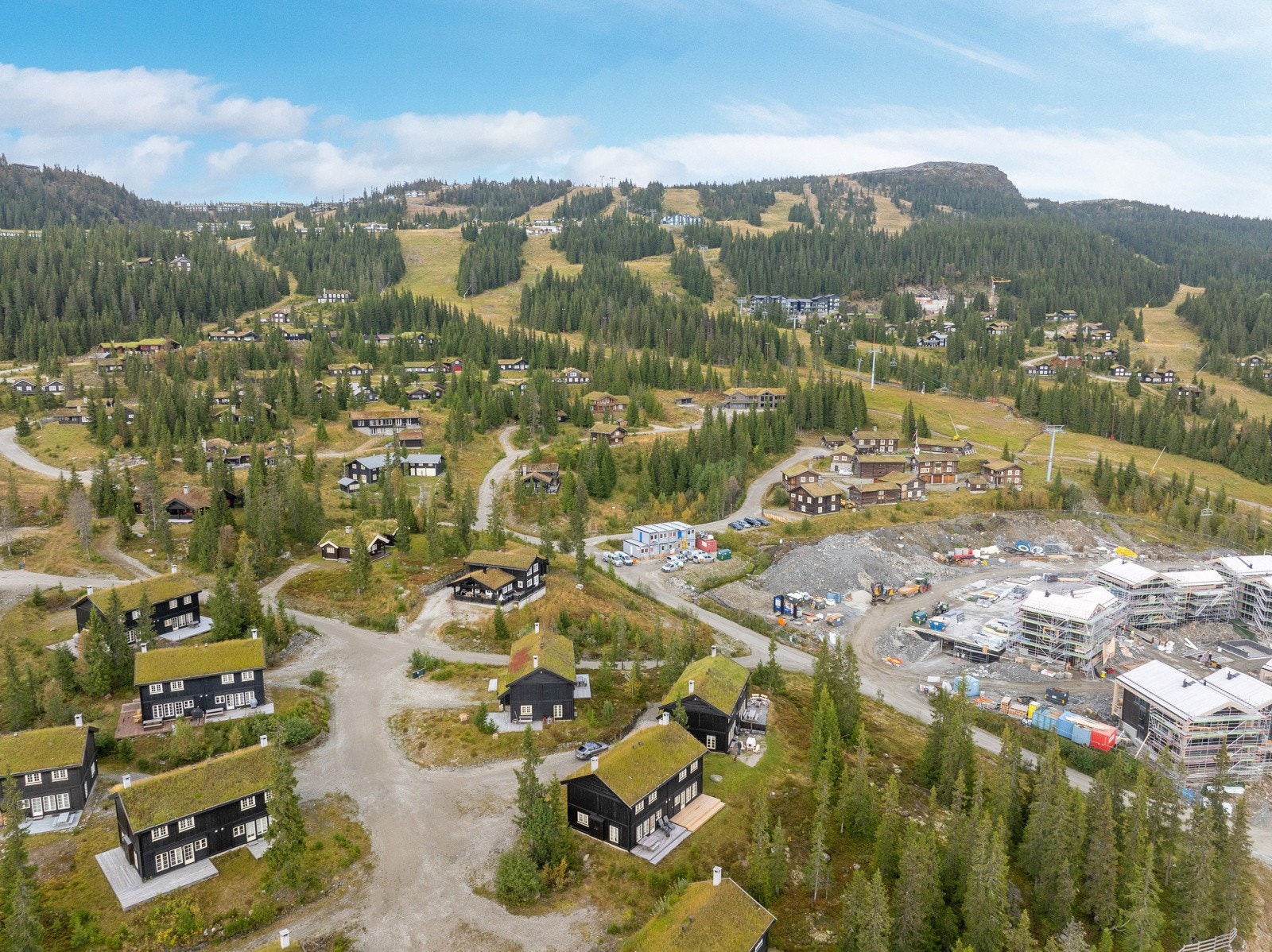 Fritidsboligen ligger i et stille område i blindvei og således ingen støy fra trafikken Galleribilde