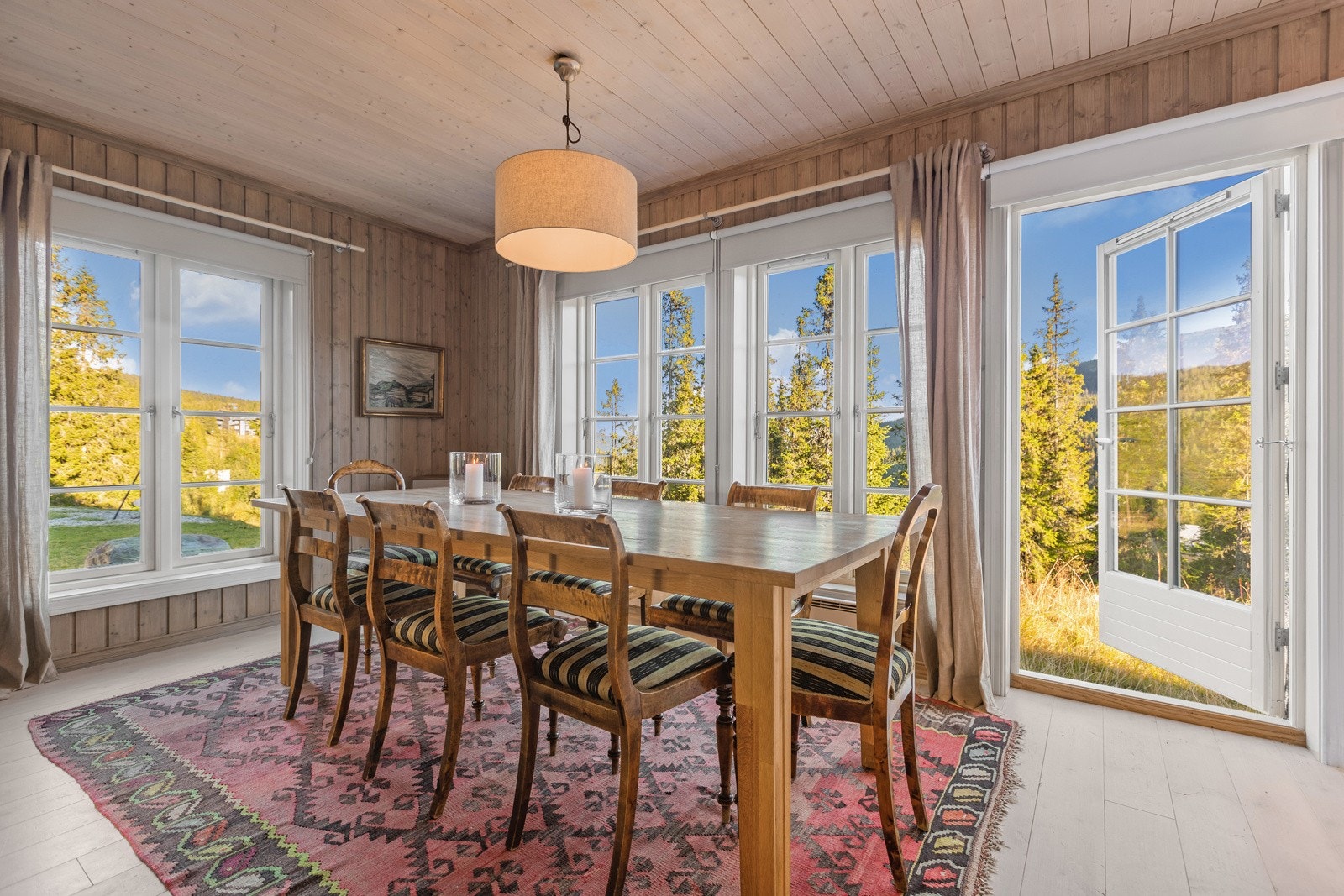 Fra spisestuen kan både god mat og nydelig utsikt nytes. Galleribilde