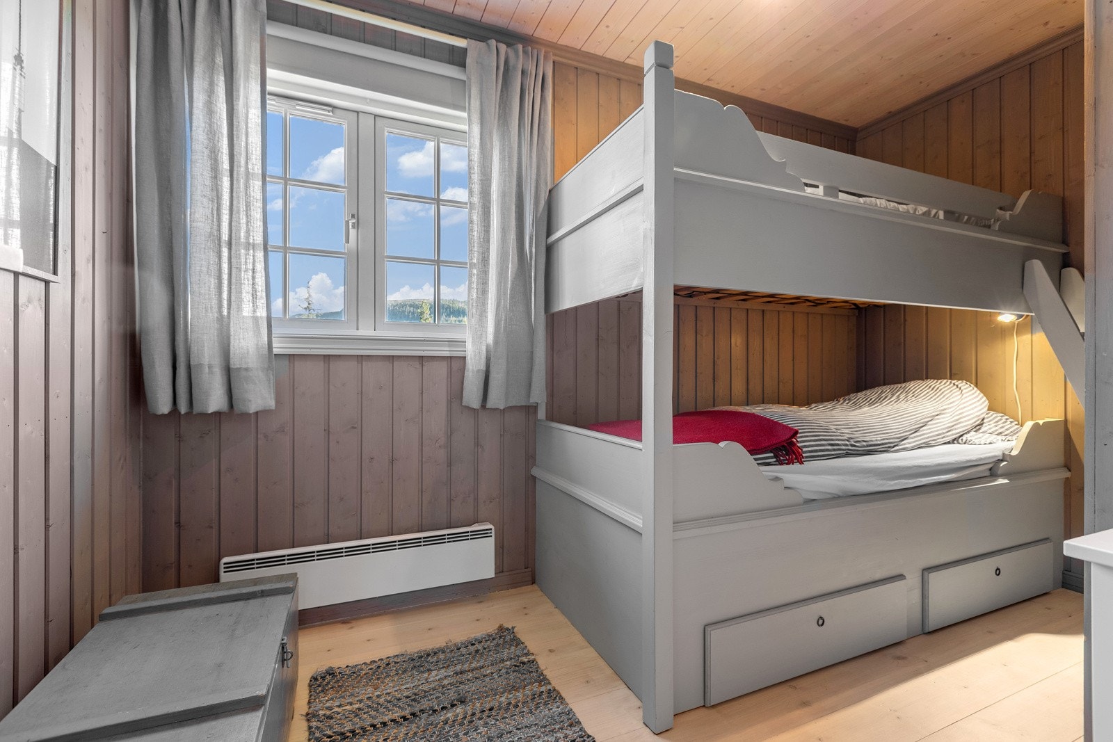 Alle sengene har praktiske skuffer under madrassene. Galleribilde