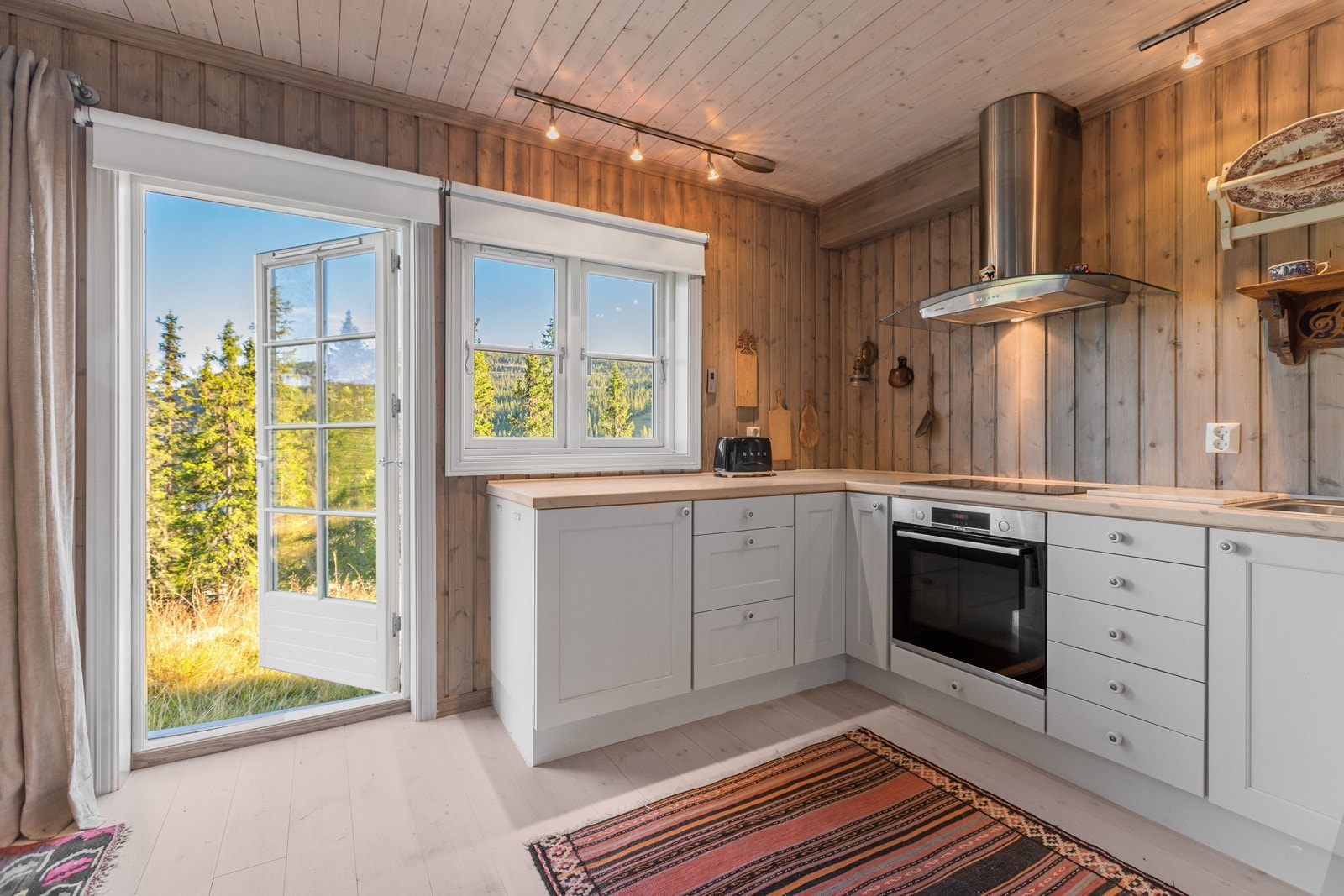 Utgang til verandaen fra kjøkkenet. Galleribilde