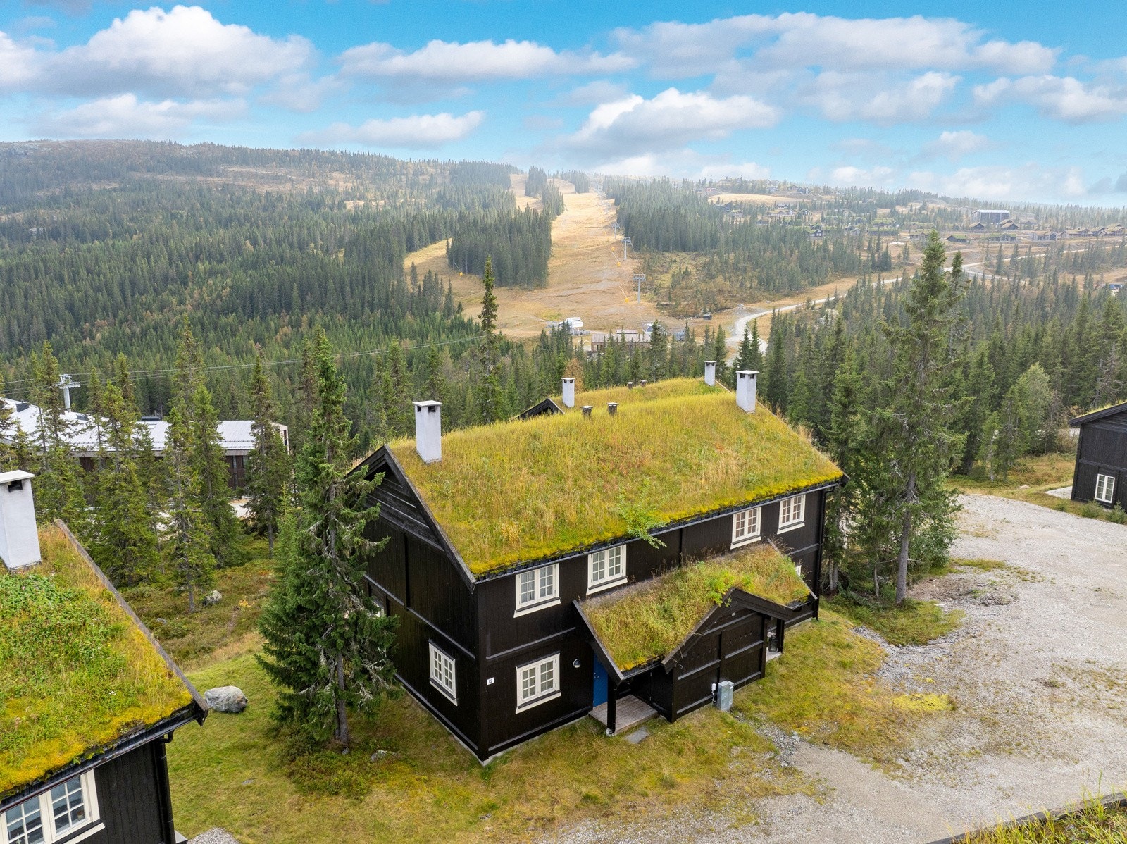 Flott og usjenert beliggenhet på Kvitfjell Vest. Svært solrik beliggenhet med flott utsikt mot Varden og omkringliggende område. Galleribilde