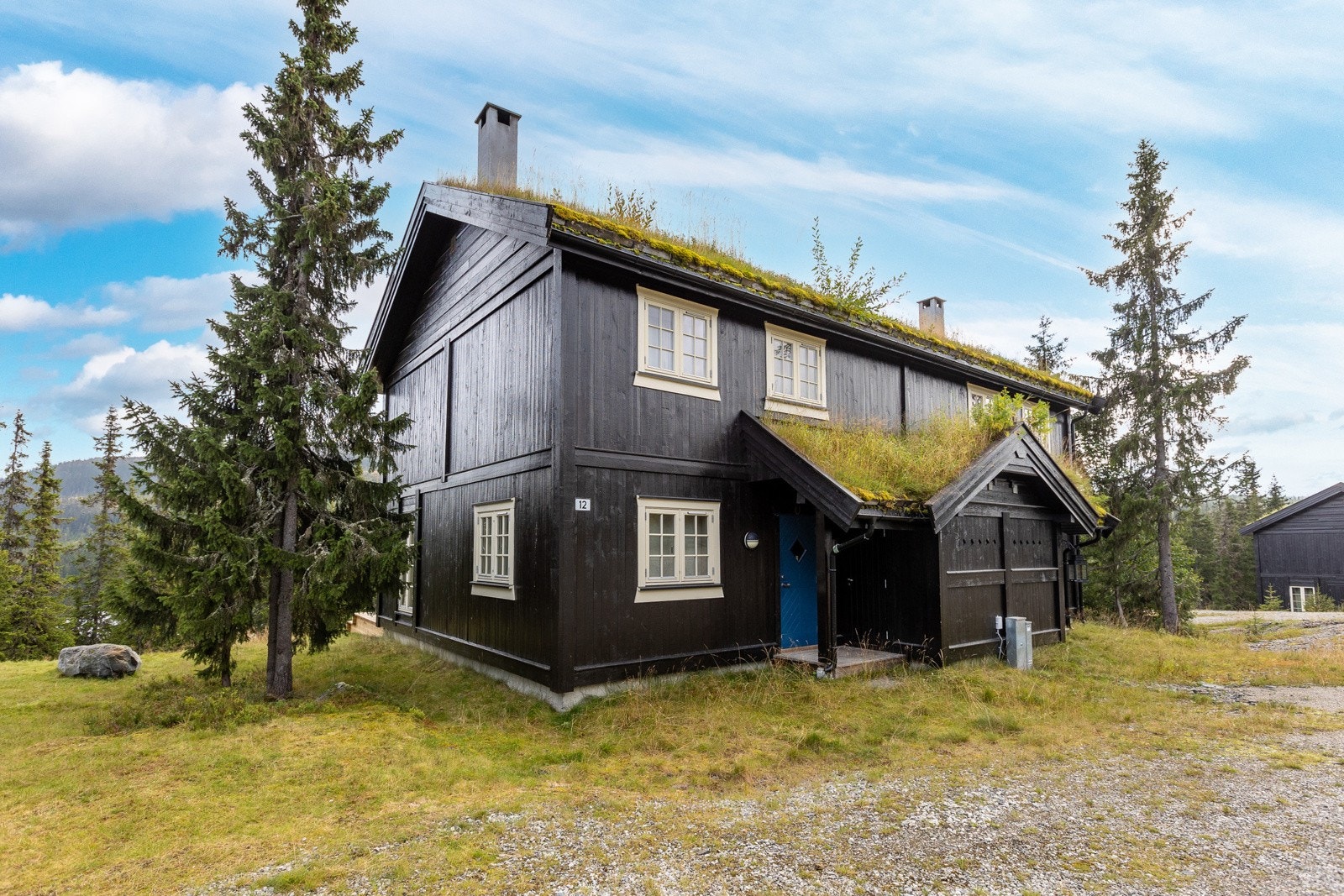 Flott vertikaldelt tomanns fritidsbolig over to plan. Galleribilde