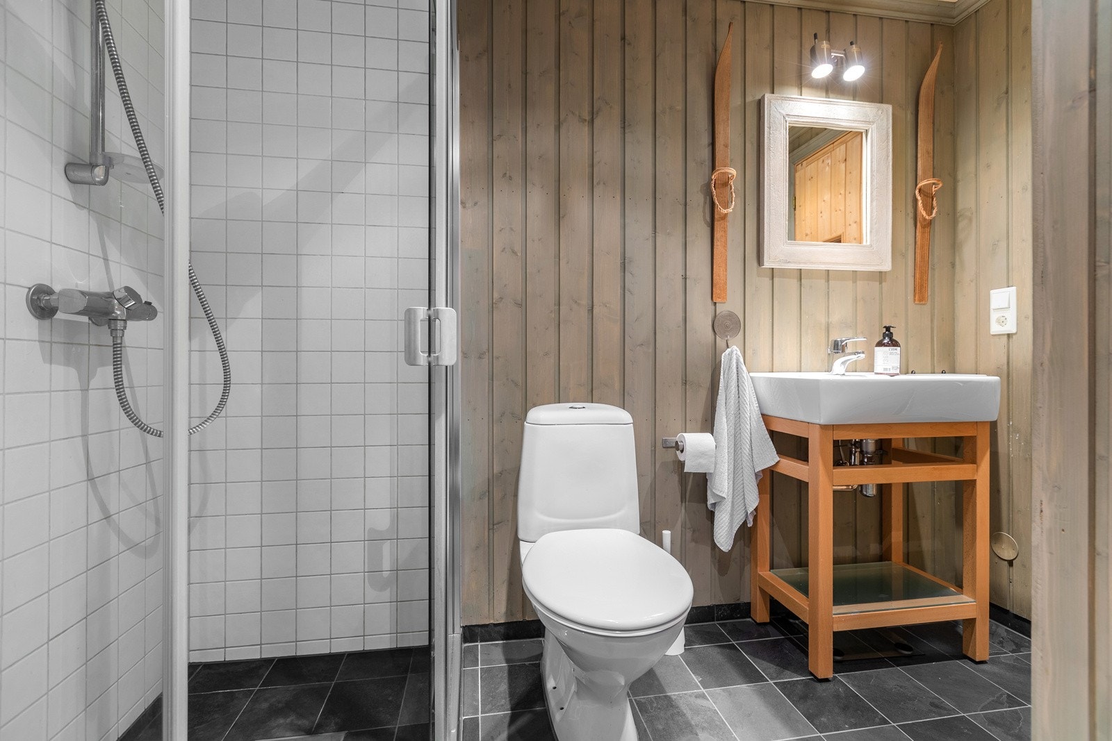Badet er plassert i loftsetasjen sammen med soverommene. Galleribilde