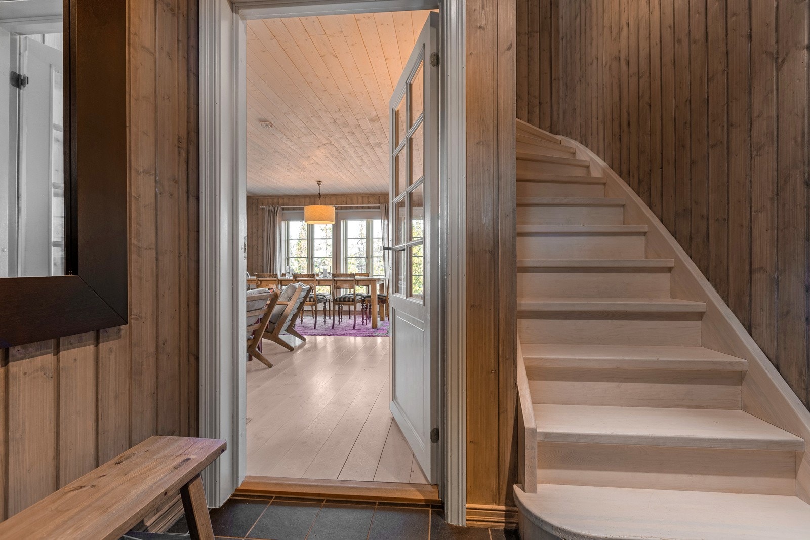 Gangen har flislagt gulv og trapp opp til loftetasjen. Galleribilde