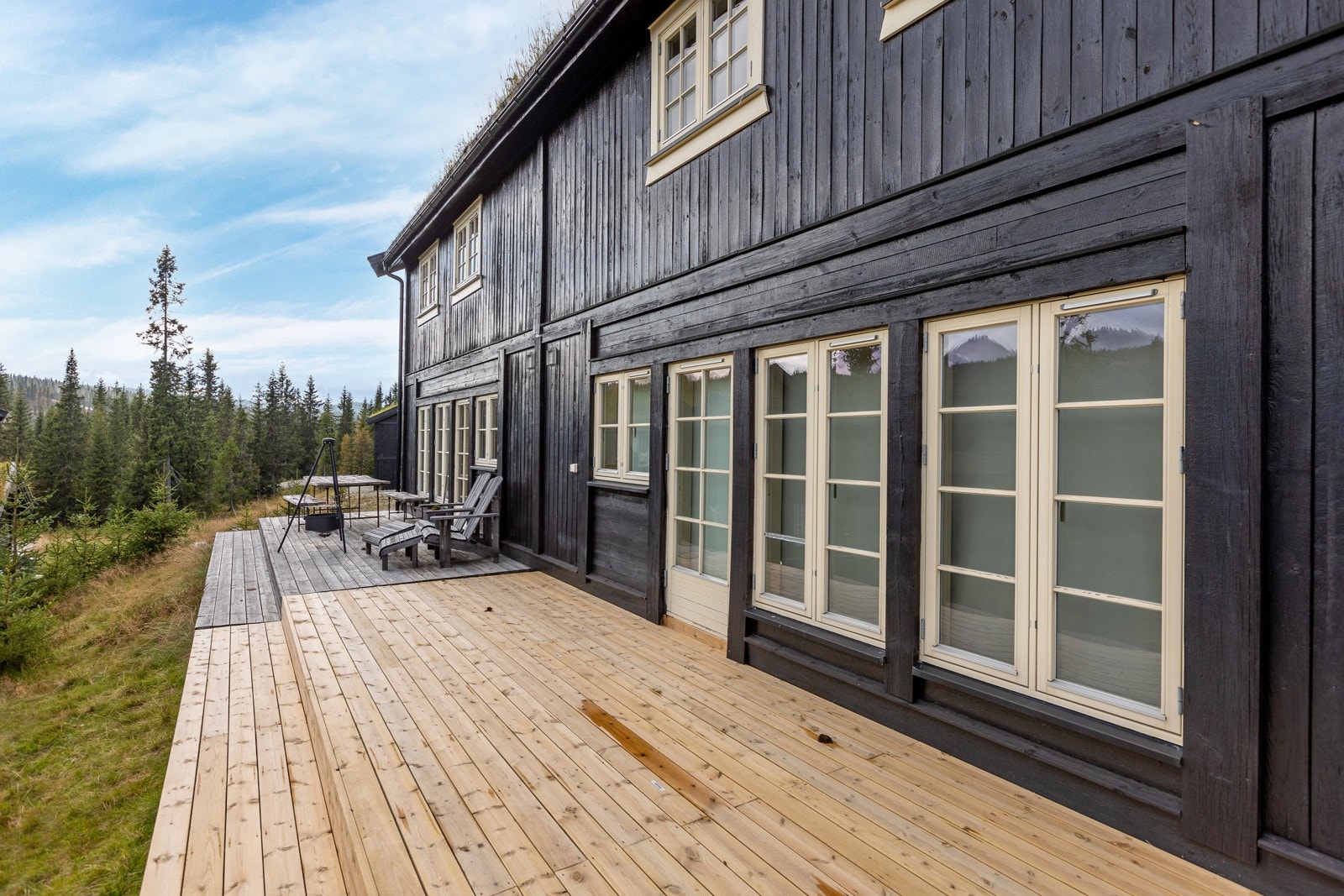 Utgang via verandadør til terrenget fra spisestuedelen. Galleribilde