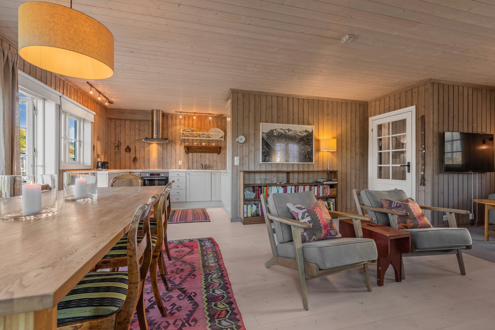 Stuen har god plass til sofagruppe og spisestuemøbler. Galleribilde