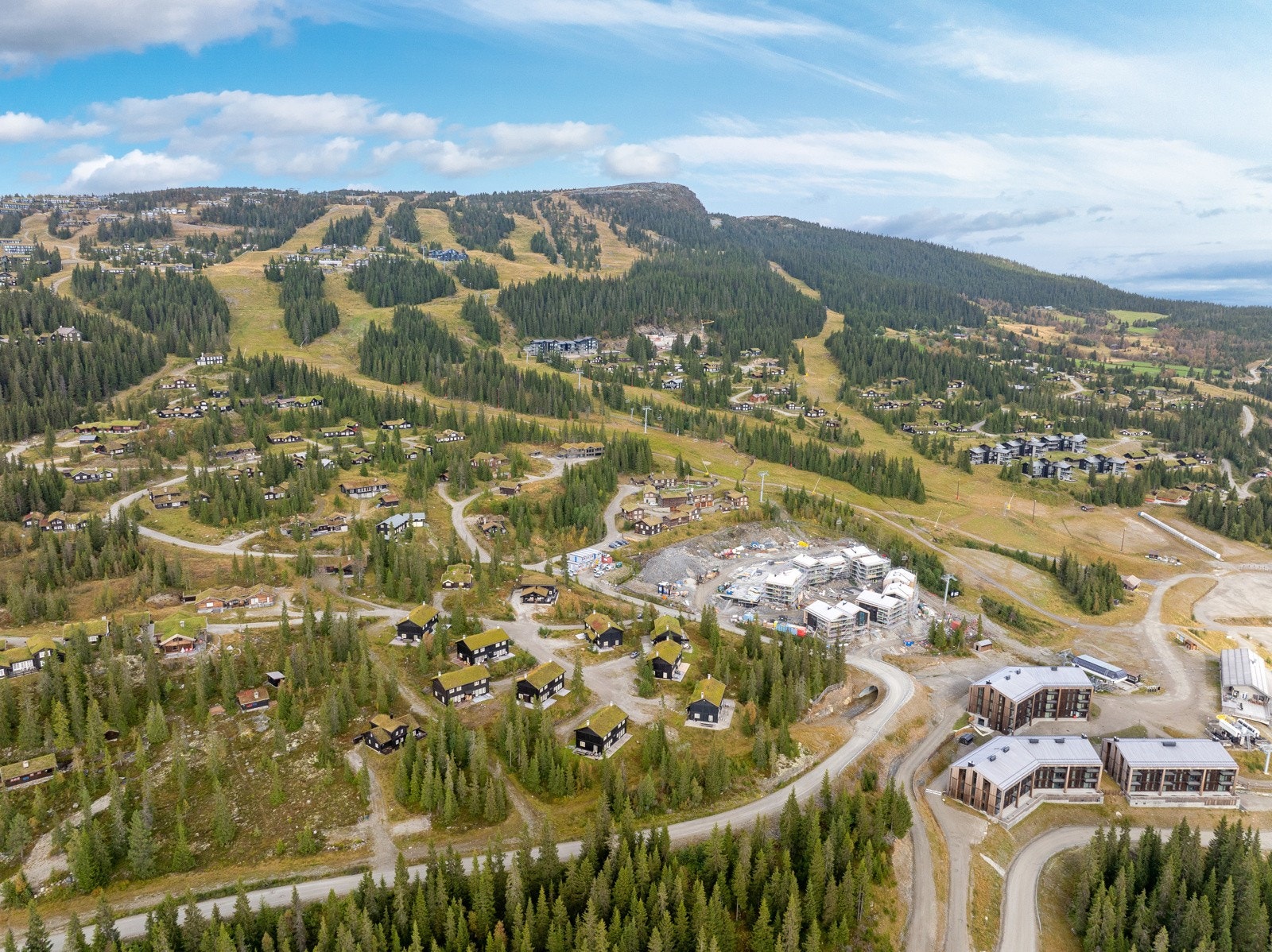 Fra hytta har man milevis med merkede tur-og sykkelstier. Det er også gode jakt- og fiskemuligheter i området. Galleribilde