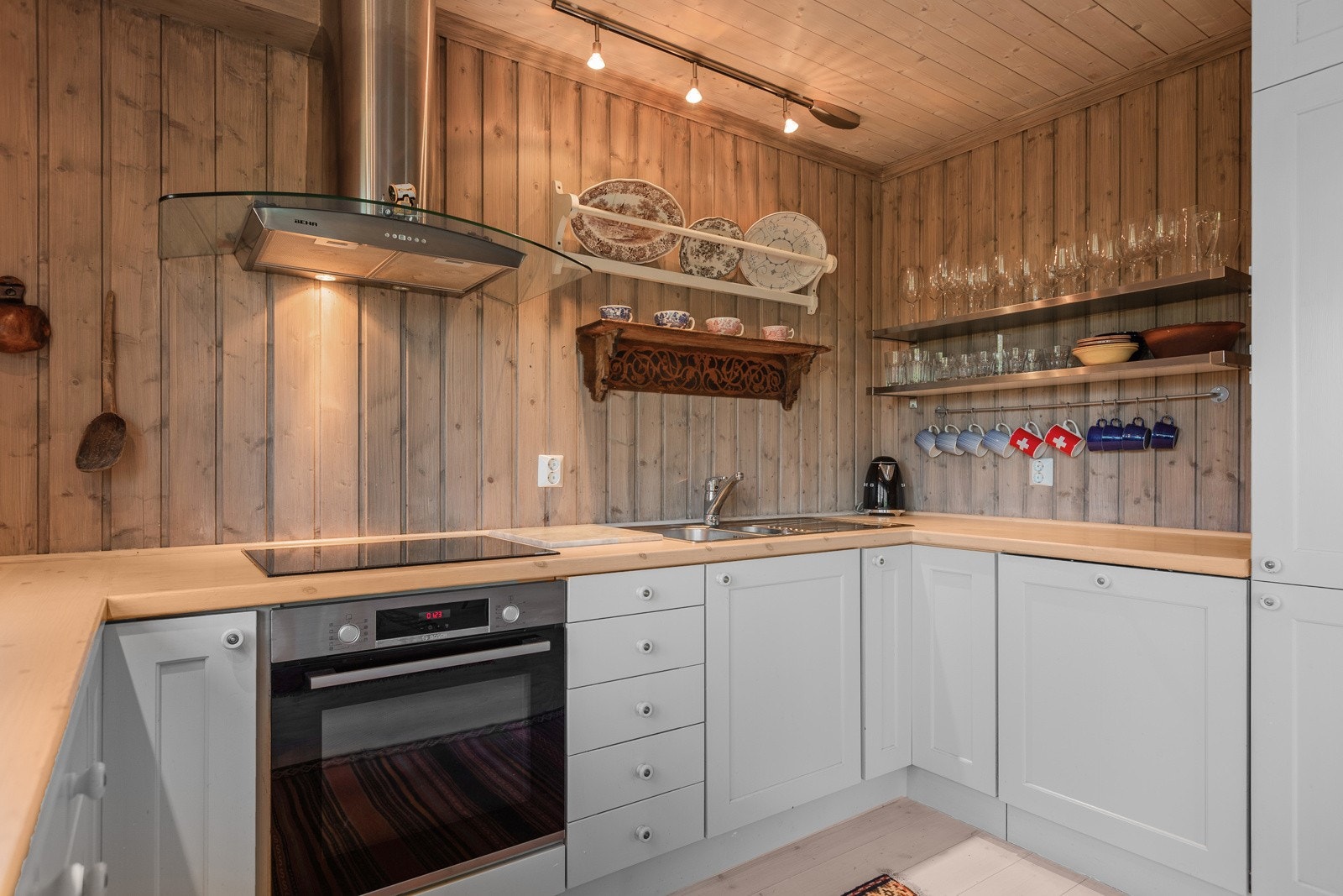 Kjøkkenet ligger innenfor spisestuen og har grå heltre innredning. Galleribilde