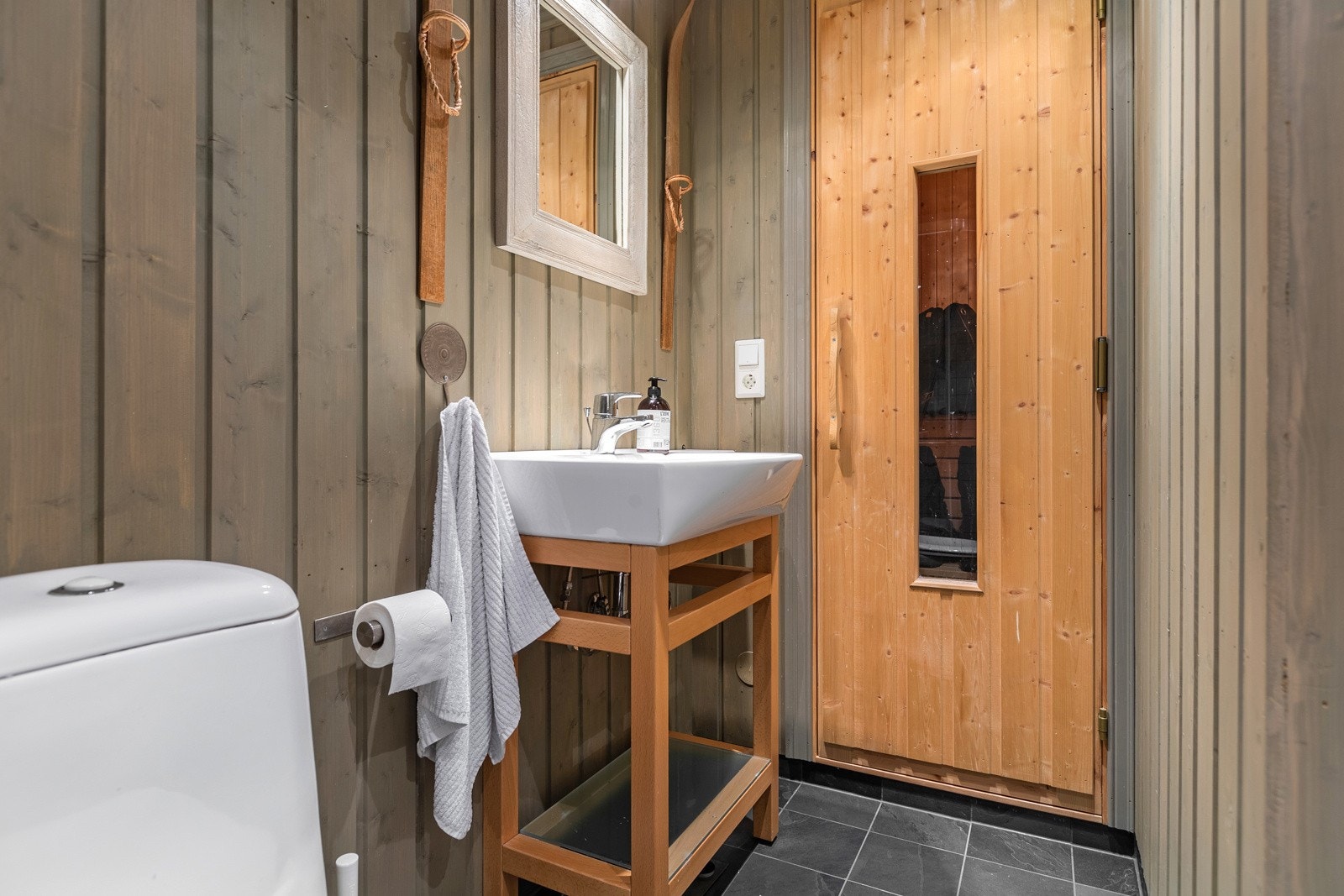 Fra badet er det direkte tilgang til badstuen via badstuedør. Galleribilde