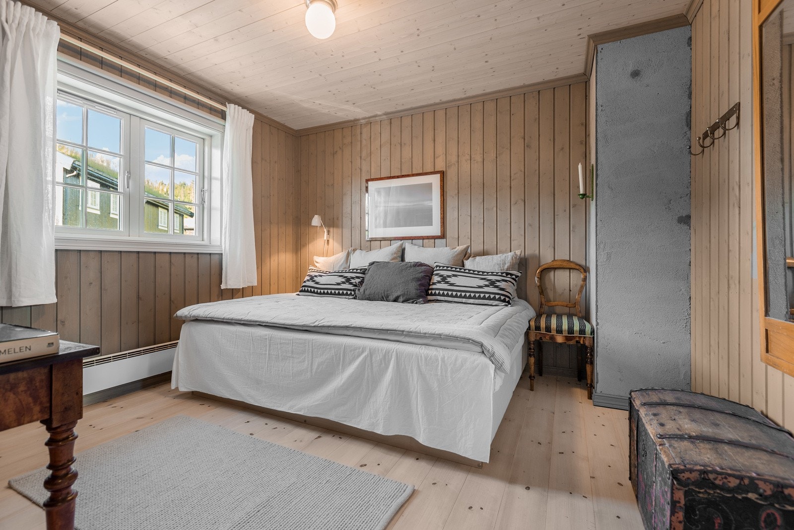 To av soverommene har god plass til dobbeltseng og tilhørende møbler. Galleribilde