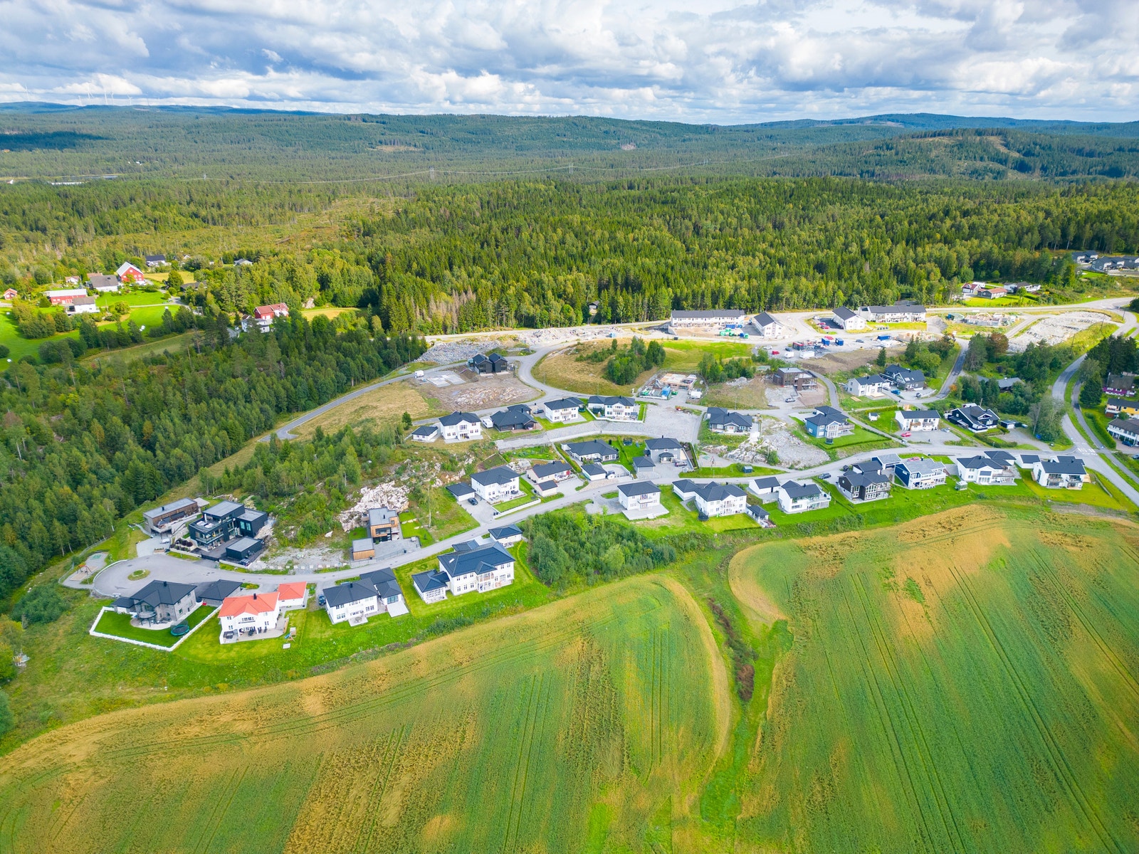 Boligfeltet på Trollåsen med vestvendte tomter. Foto august 2023. Galleribilde