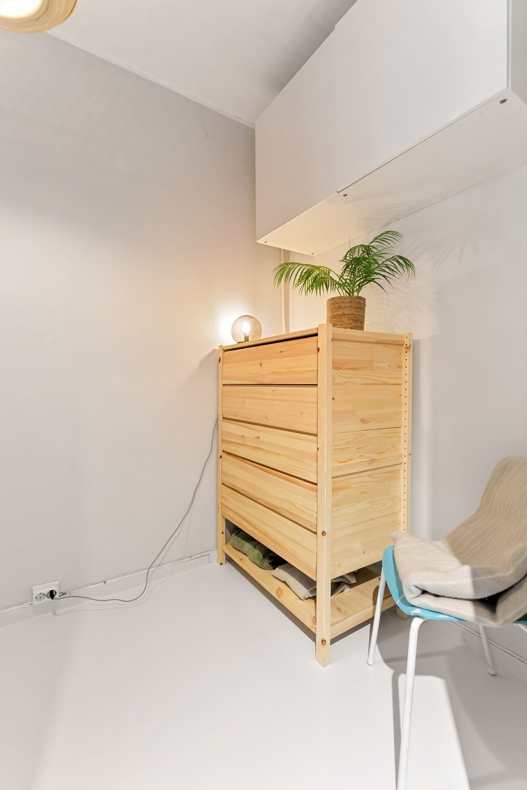 I tillegg til oppbevaring i solvealkoven har du ekstra lagringsplass i ekstern kjeller- og loftsbod. Disse er på hhv. ca.2,4m² og ca.5m² (gulvflate). Galleribilde