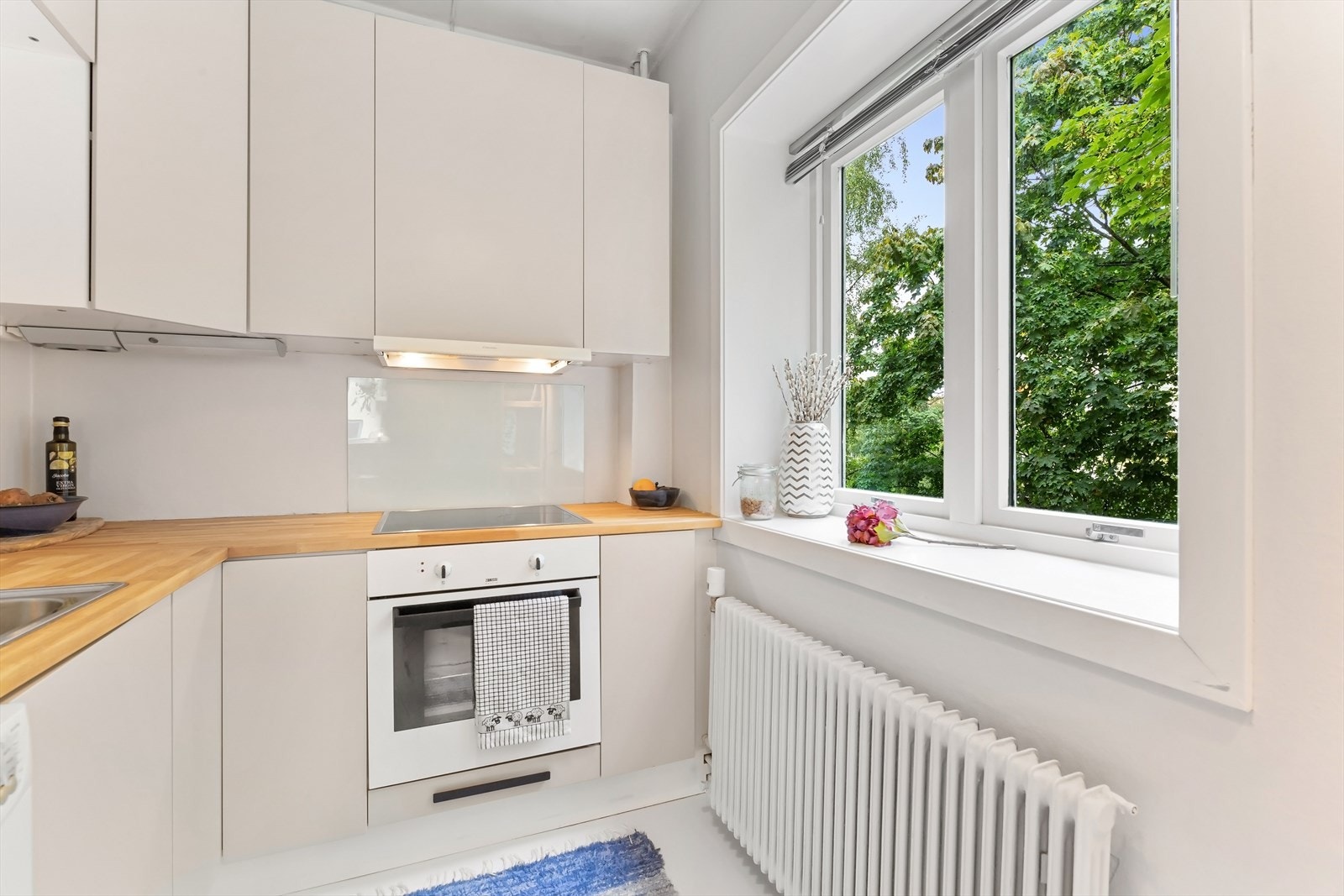 Frontene er nymalt og benkeplaten er slipt i 2024 Galleribilde