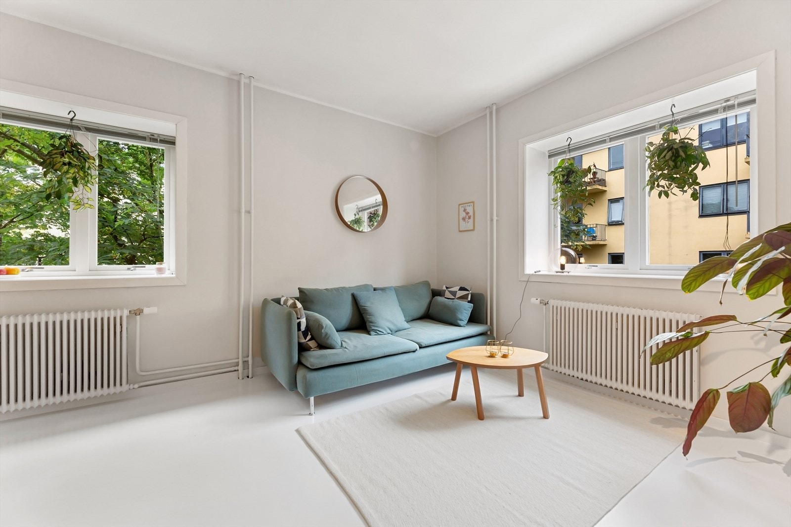 Det er god plass til sofagruppe med tilhørende møblement og spisebord i overgang mellom stue og kjøkken. Galleribilde