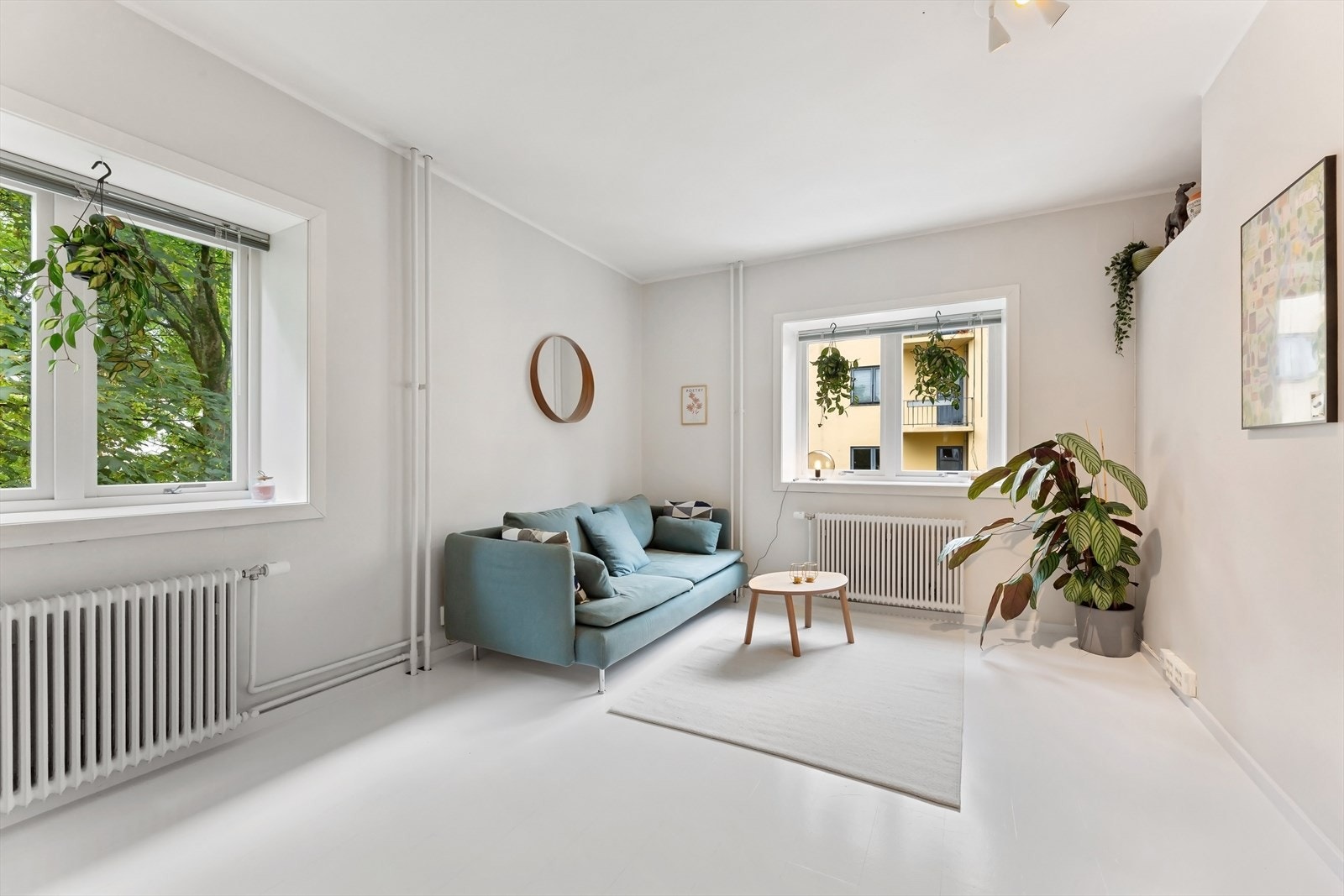 Lyse vegger og gulv gir en romslig følelse, mens store vinduer slipper inn mye naturlig lys. Galleribilde