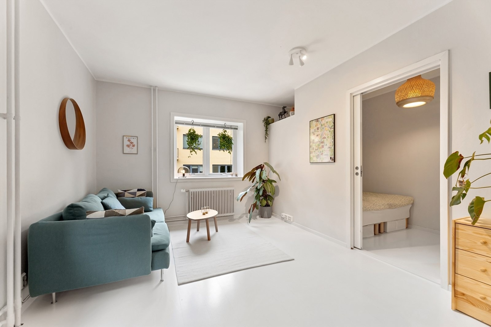 Fra stuen har man adkomst til en romslig alkove, det kan også være mulig å etablere soverom ved å endre litt på planløsningen. Galleribilde