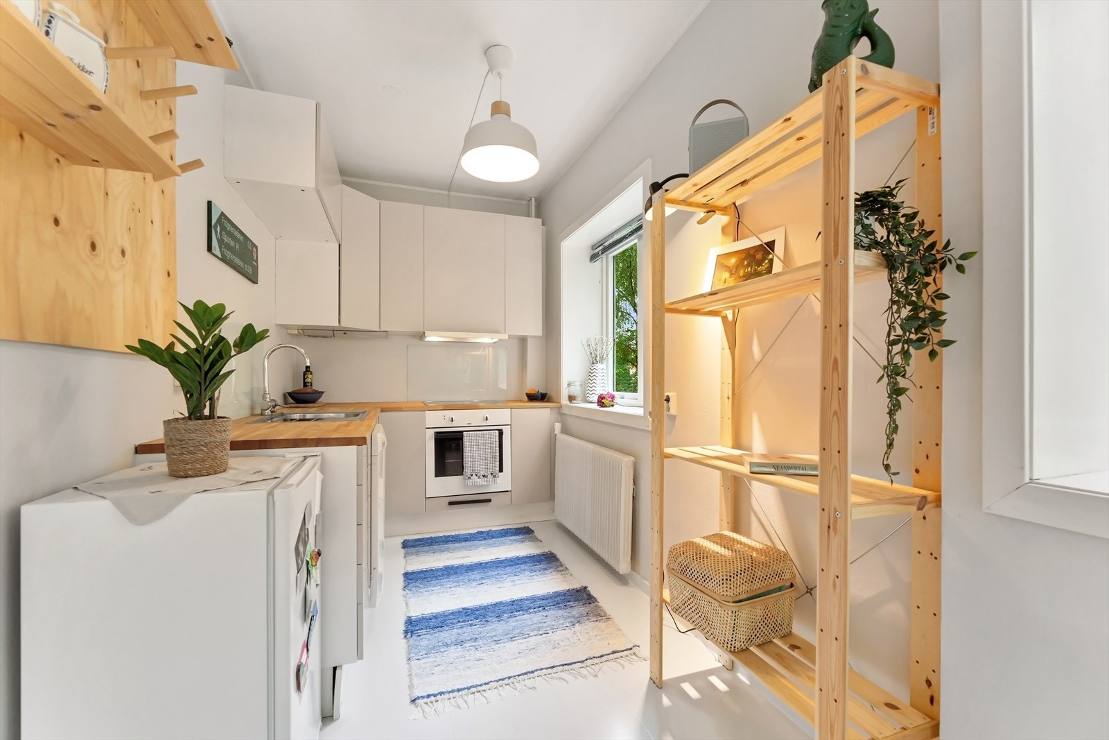 Det har god oppbevaringsplass, oppvaskmaskin, komfyr og ventilator. Galleribilde