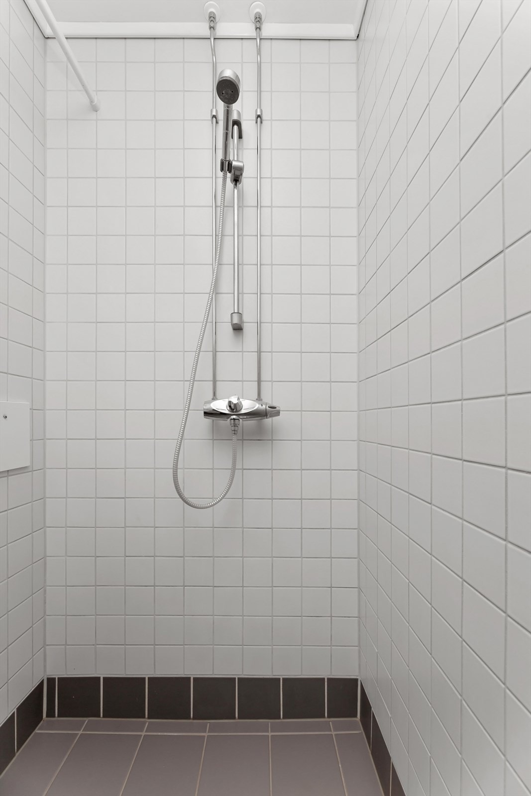 Badet ble pusset opp av borettslaget i 2006, inkludert utskifting av soilrør. Vegger og gulv har lyse fliser. Galleribilde