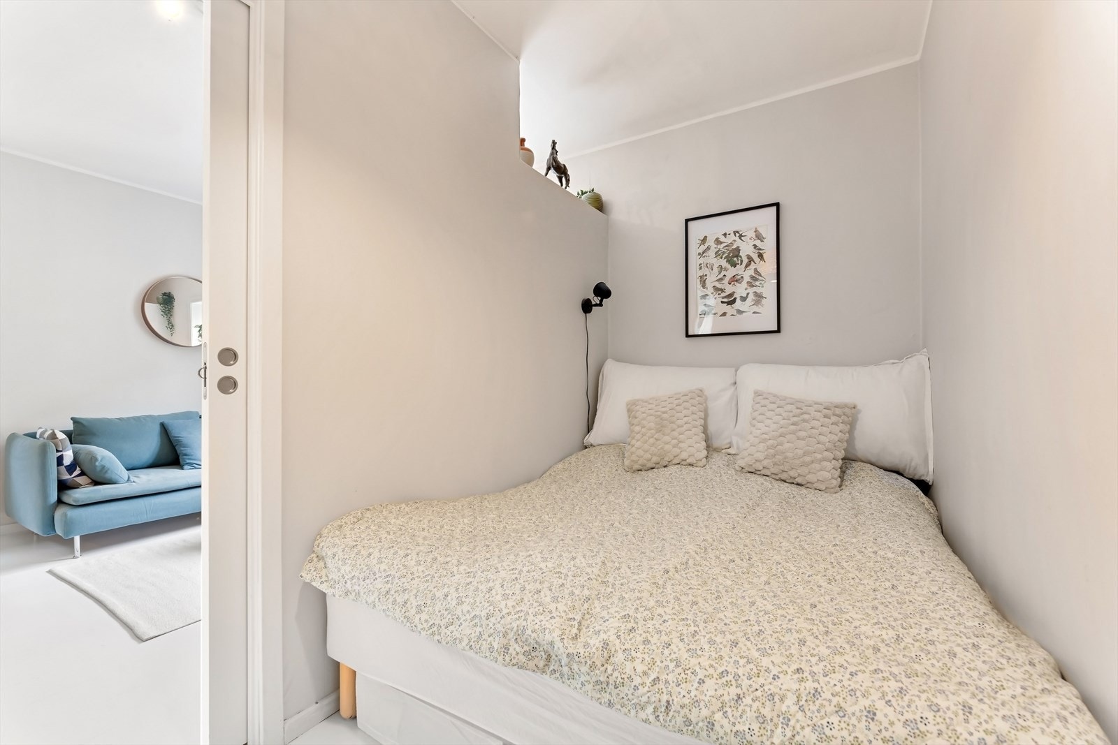 Praktisk sovealkove med plass for dobbeltseng, det er gode muligheter for for oppbevaring av klær i tilhørende overskap og muligheter for å montere garderobeskap. Galleribilde