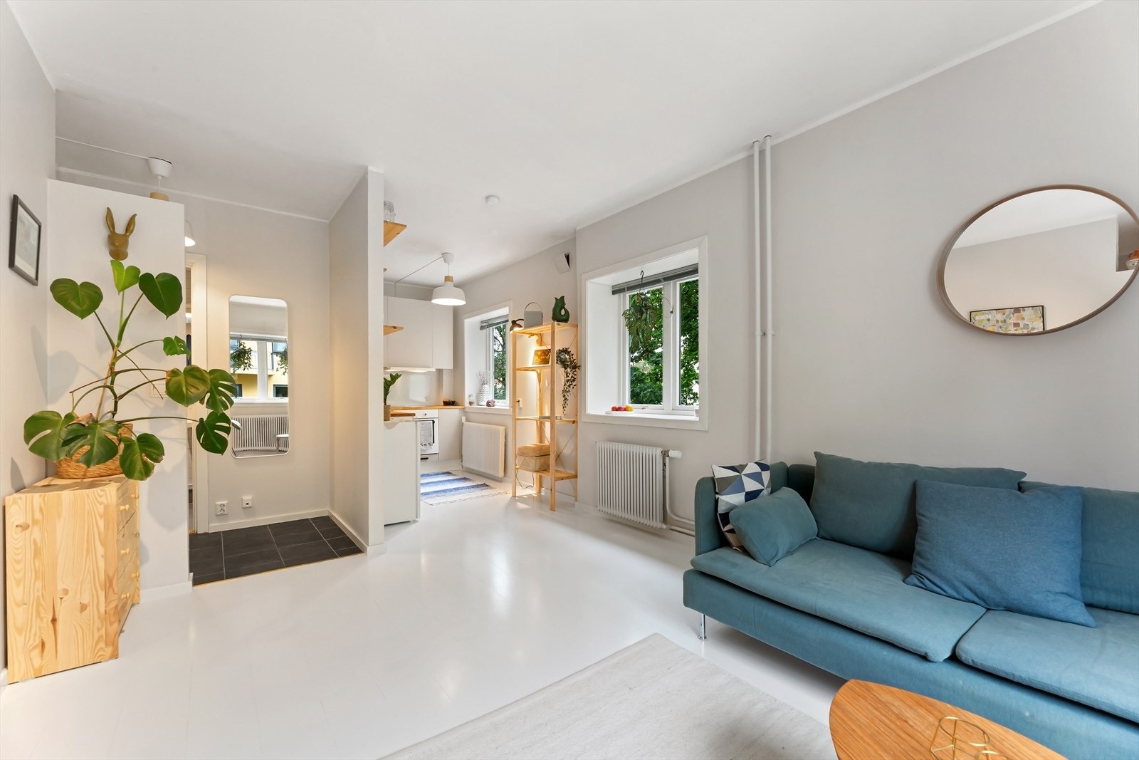 Leiligheten har en lys og moderne stue i åpen løsning til kjøkkenet. Galleribilde