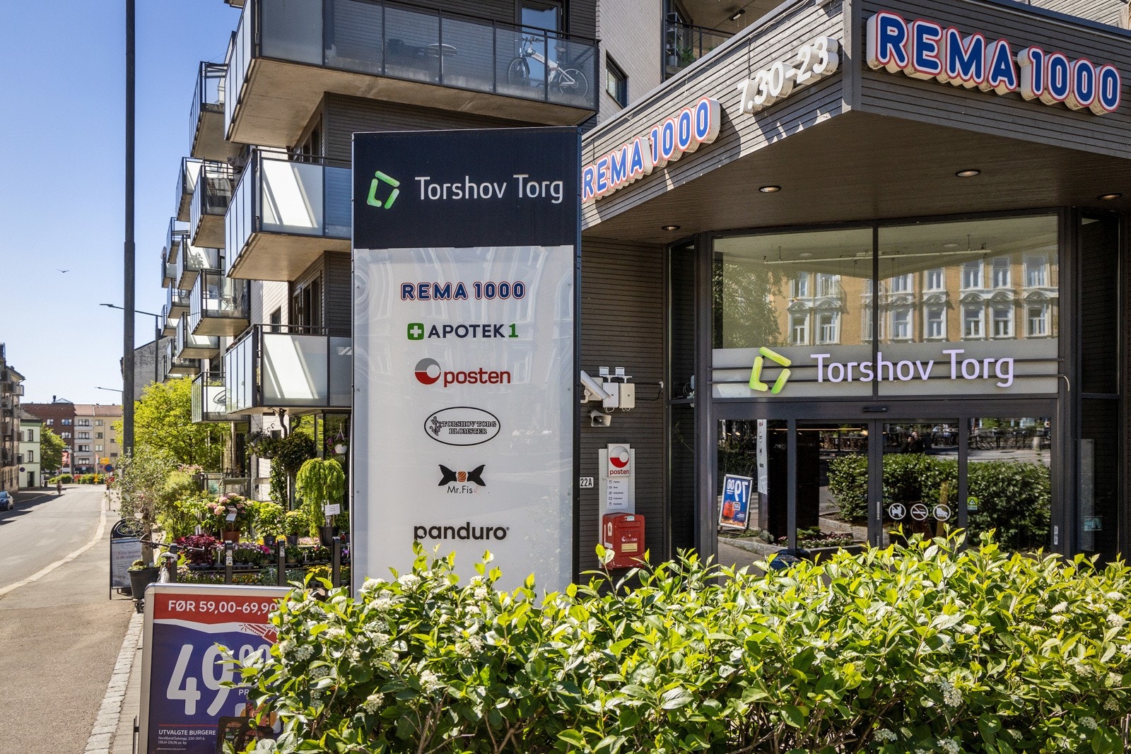 Rema1000 på Torshov Torg har hyggelig betjening og solid utvalg. Ellers finnes Coop Extra og andre kjente kjeder i nærheten. Galleribilde