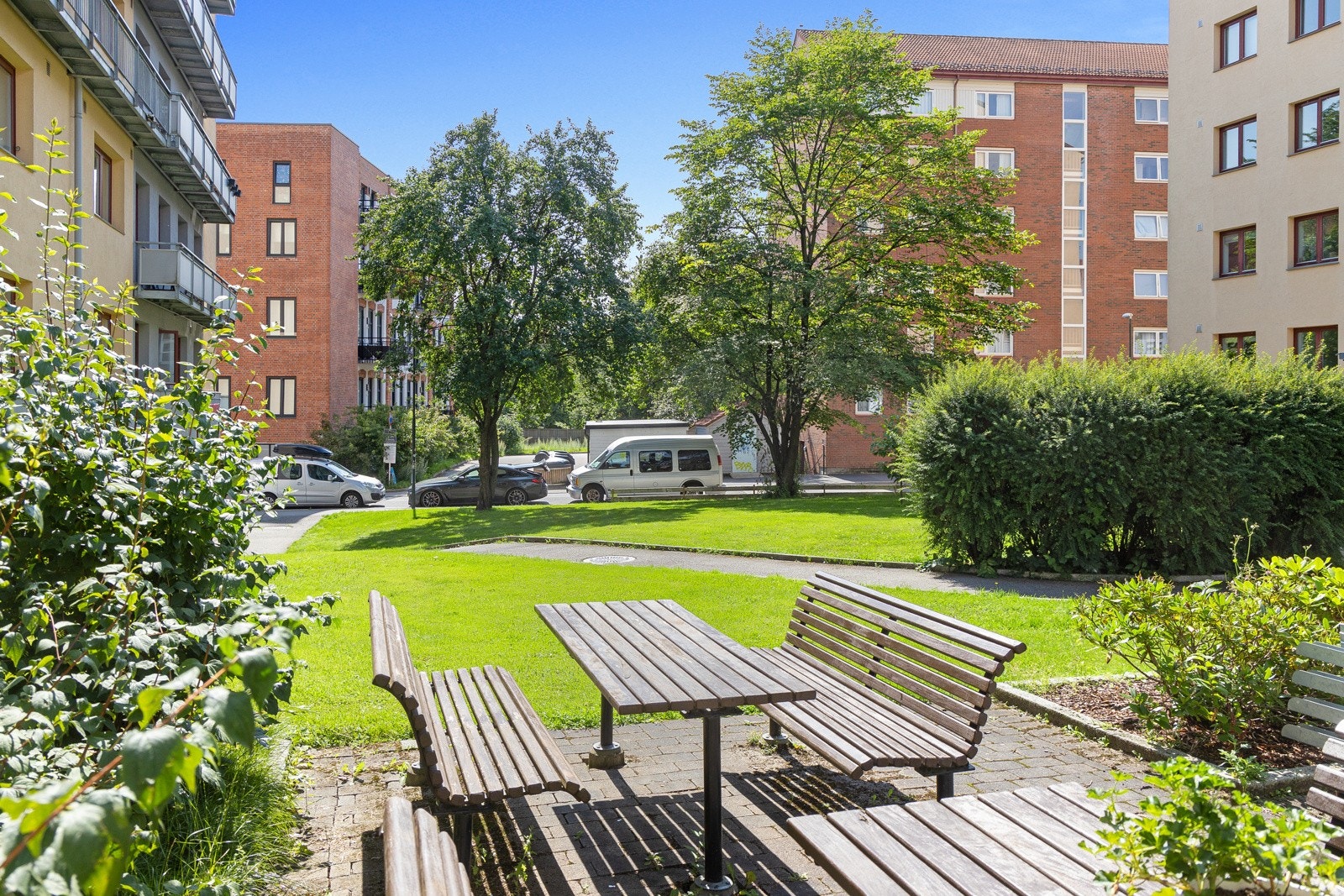 Borettslaget har velholdte fellesarealer mellom byggene. Her er det også sittegrupper i solfylte omgivelser. Alternativt ligger Torshovparken kun få minutters gange fra leiligheten. Galleribilde