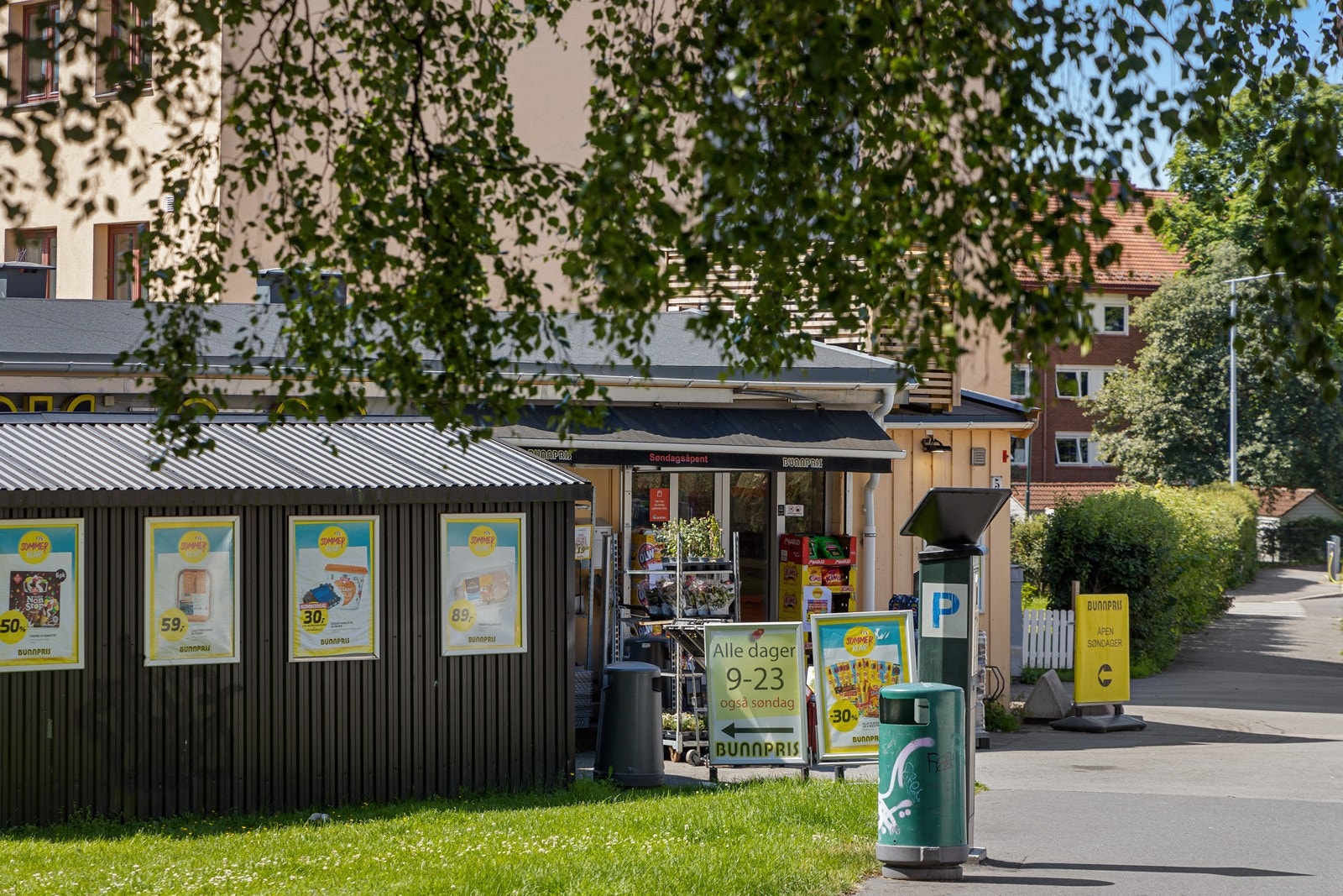Borettslaget leier ut lokalet til Bunnpris. Bunnpris har kurante ukestilbud, og holder søndagsåpent. Dersom du handler på nett, er det mulig å hente pakke her også. Galleribilde