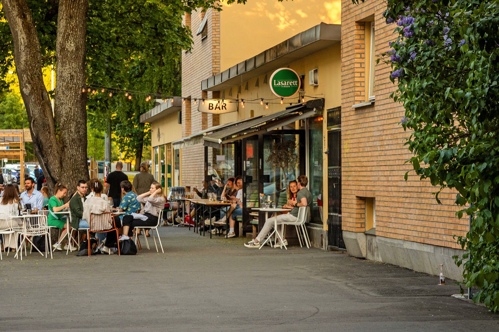 "Stripa" med supertrivelige Lasarett (vinsmaking på tirsdager), Bruun-Larsen, og restauranten Liminal. I andre enden av gata er bl.a. cocktailbaren Albatross. Galleribilde