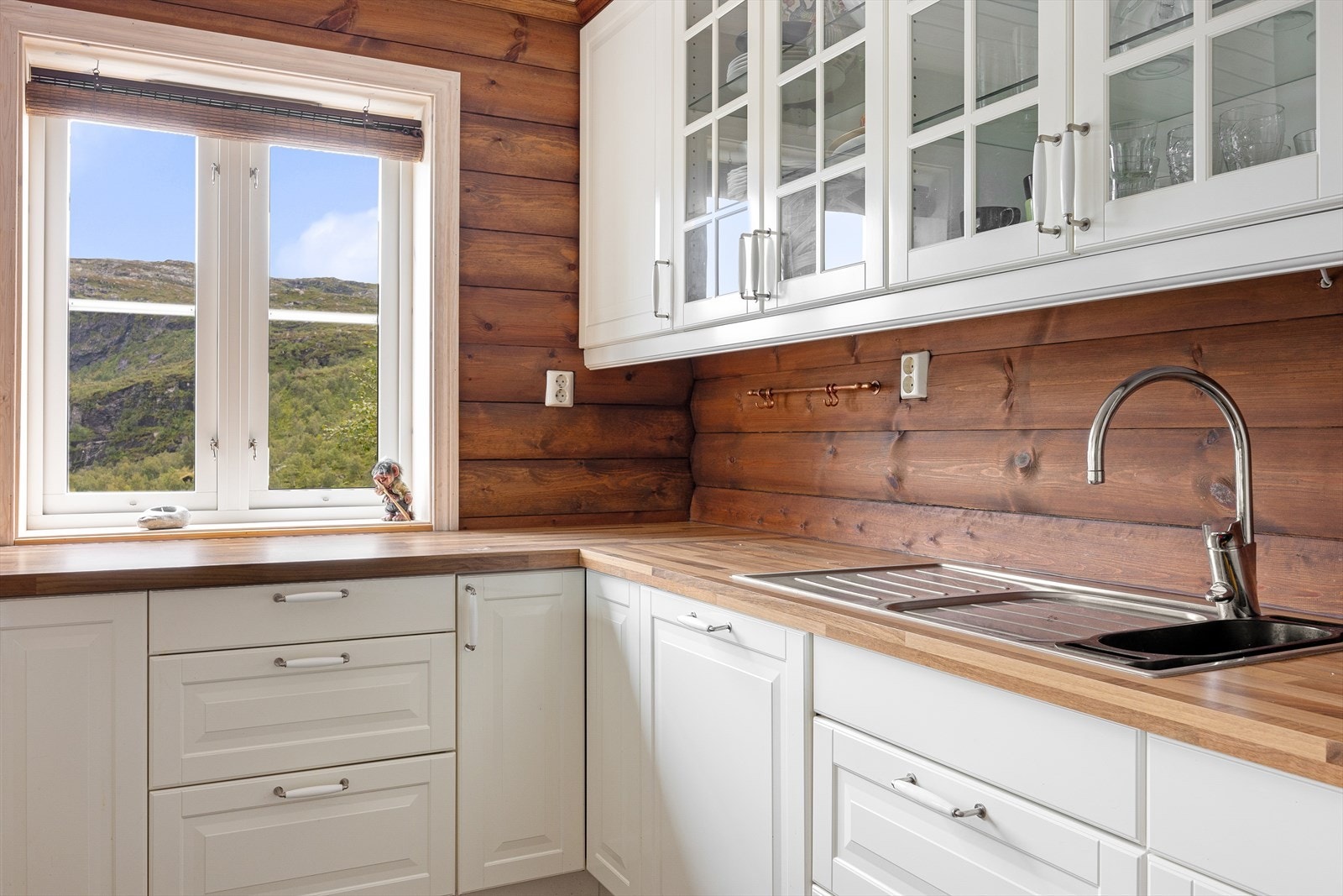 Her er det godt med skap -og benkeplass. Galleribilde