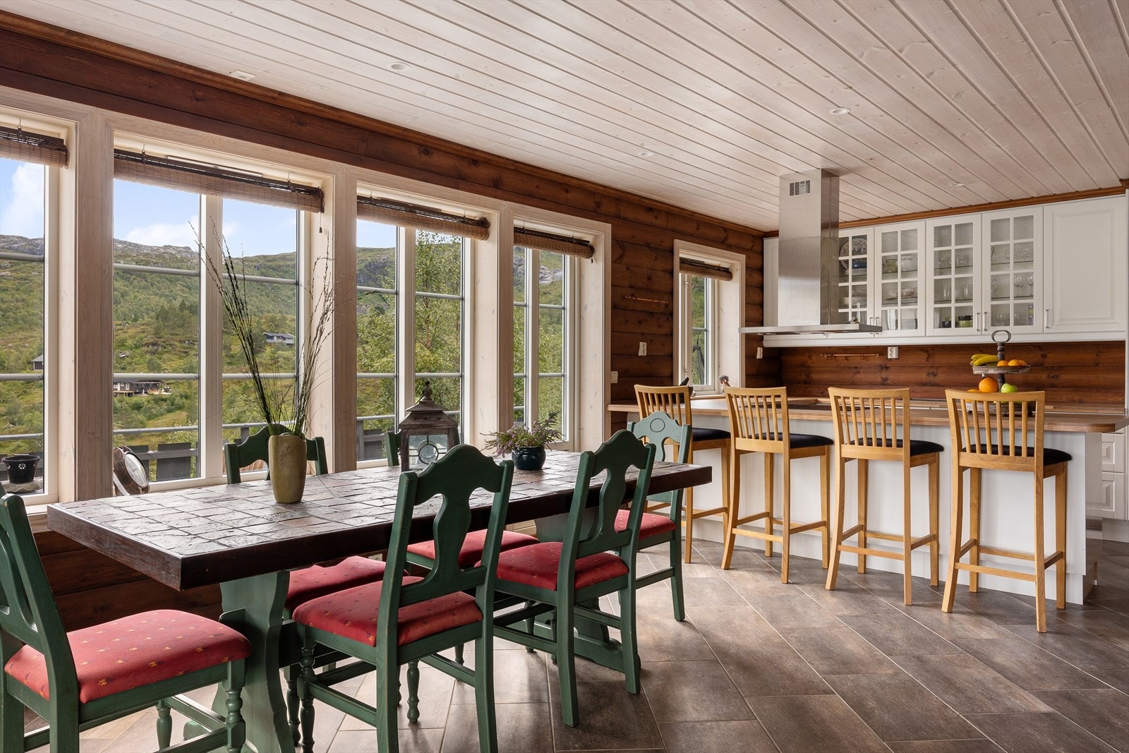 Stuen og kjøkkenet har en åpen løsning. Galleribilde