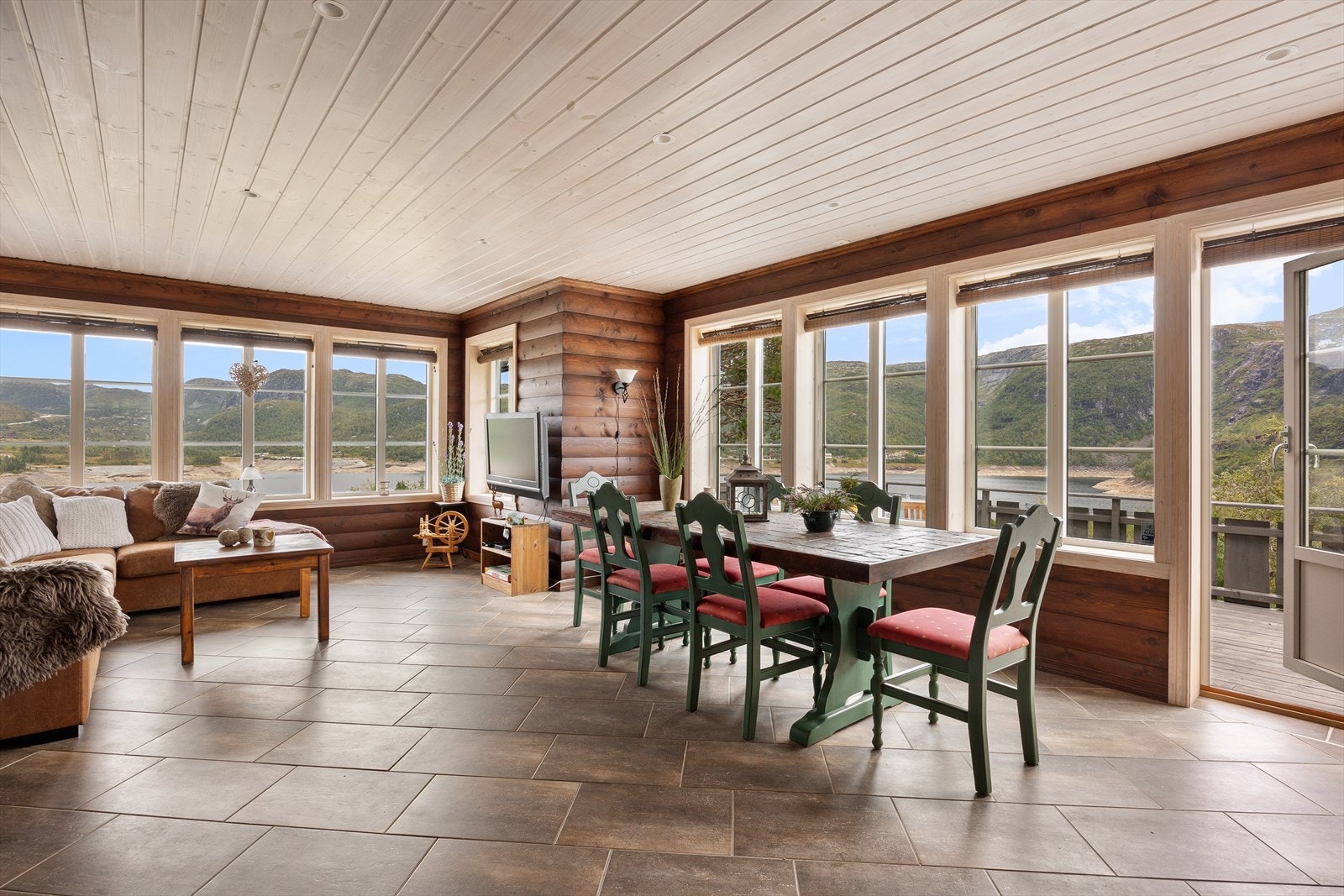 Fra stuen er det utgang til stor terrasse som går rundt store deler av hytten. Galleribilde