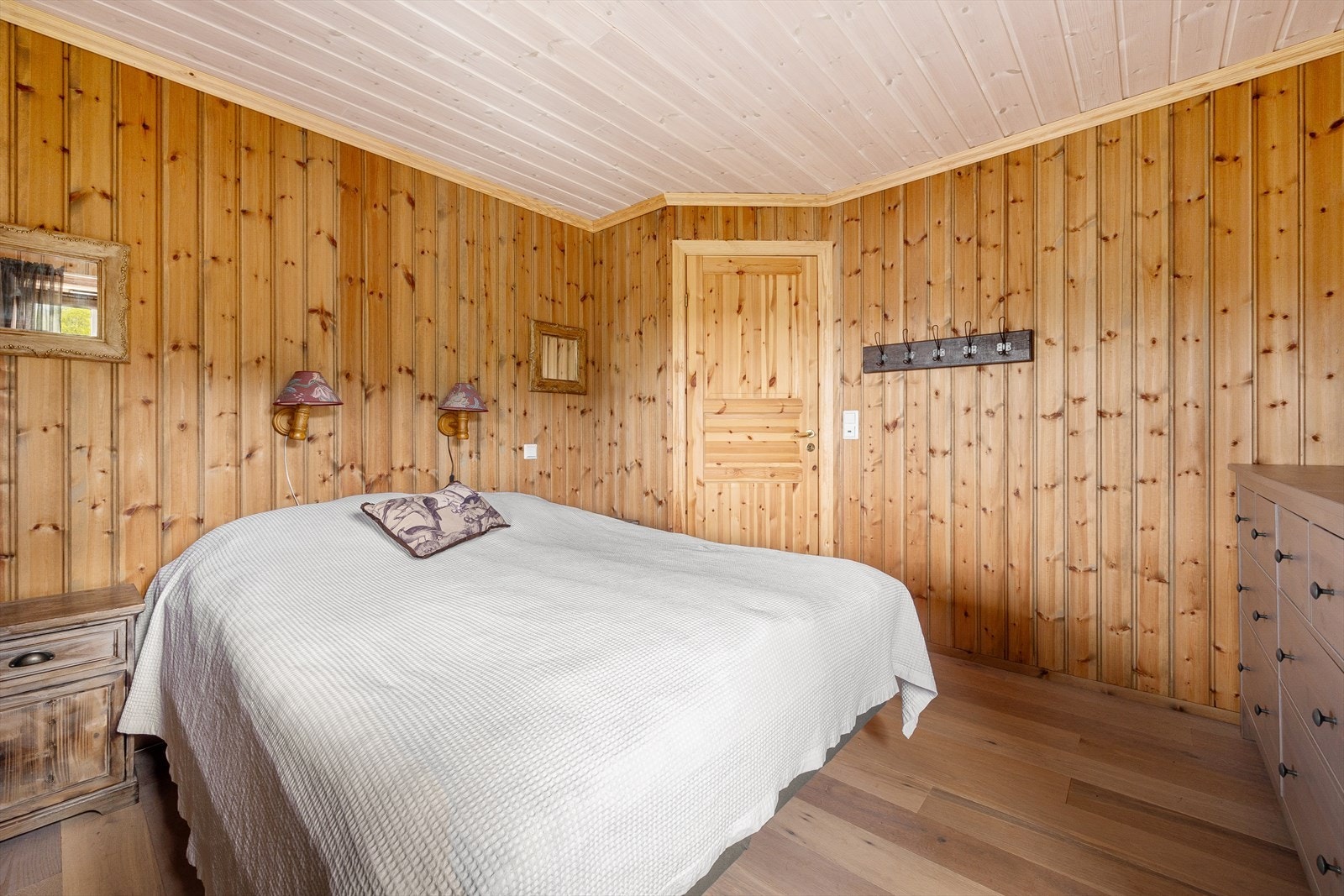 Hovedsoverom. De fleste rom har 1 stavet parkett i gulv. Galleribilde