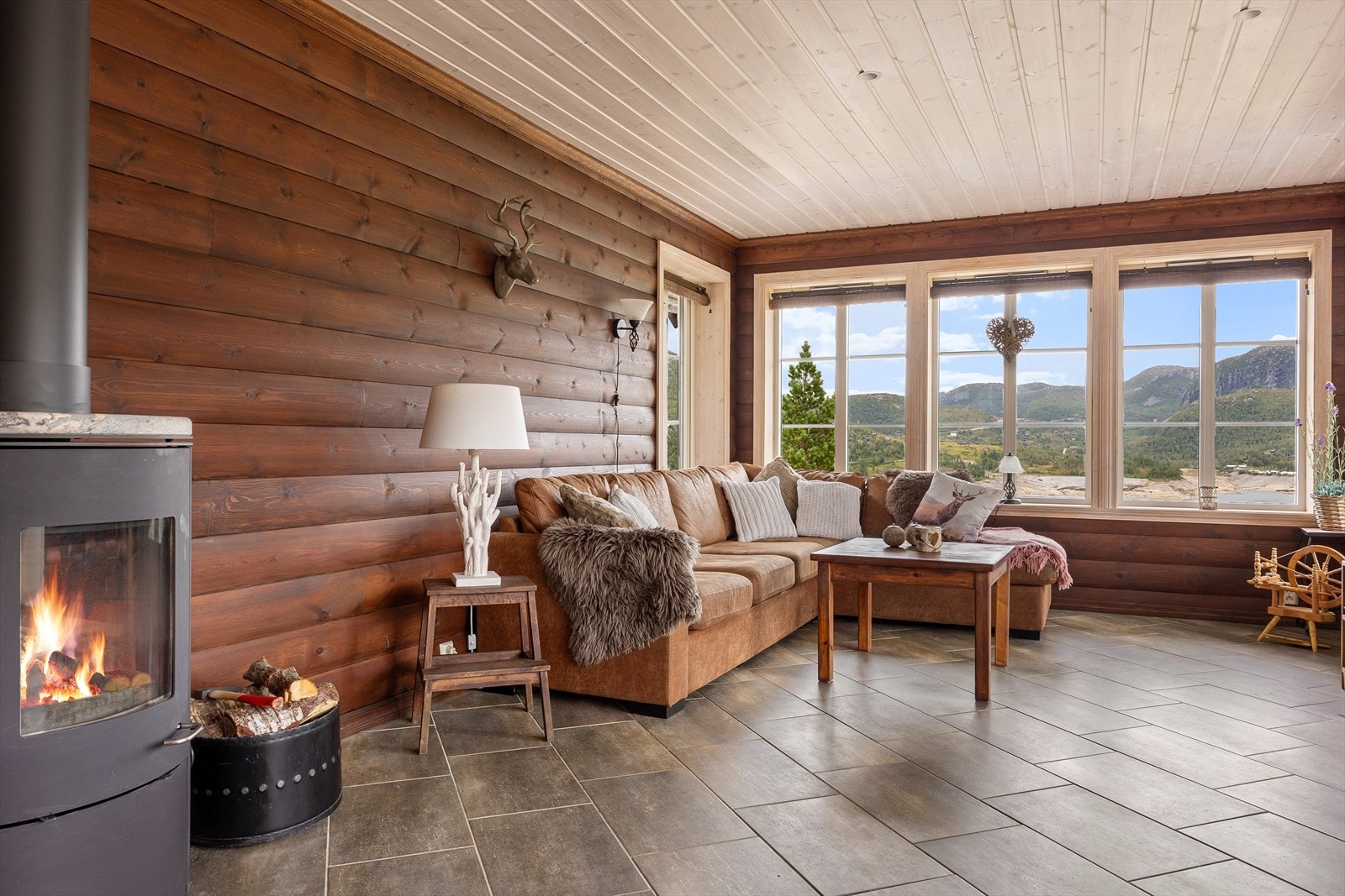 Hytten har peisovn i stue. Det er også varmekabler i gulv i alle rom i 1. etasje. Galleribilde
