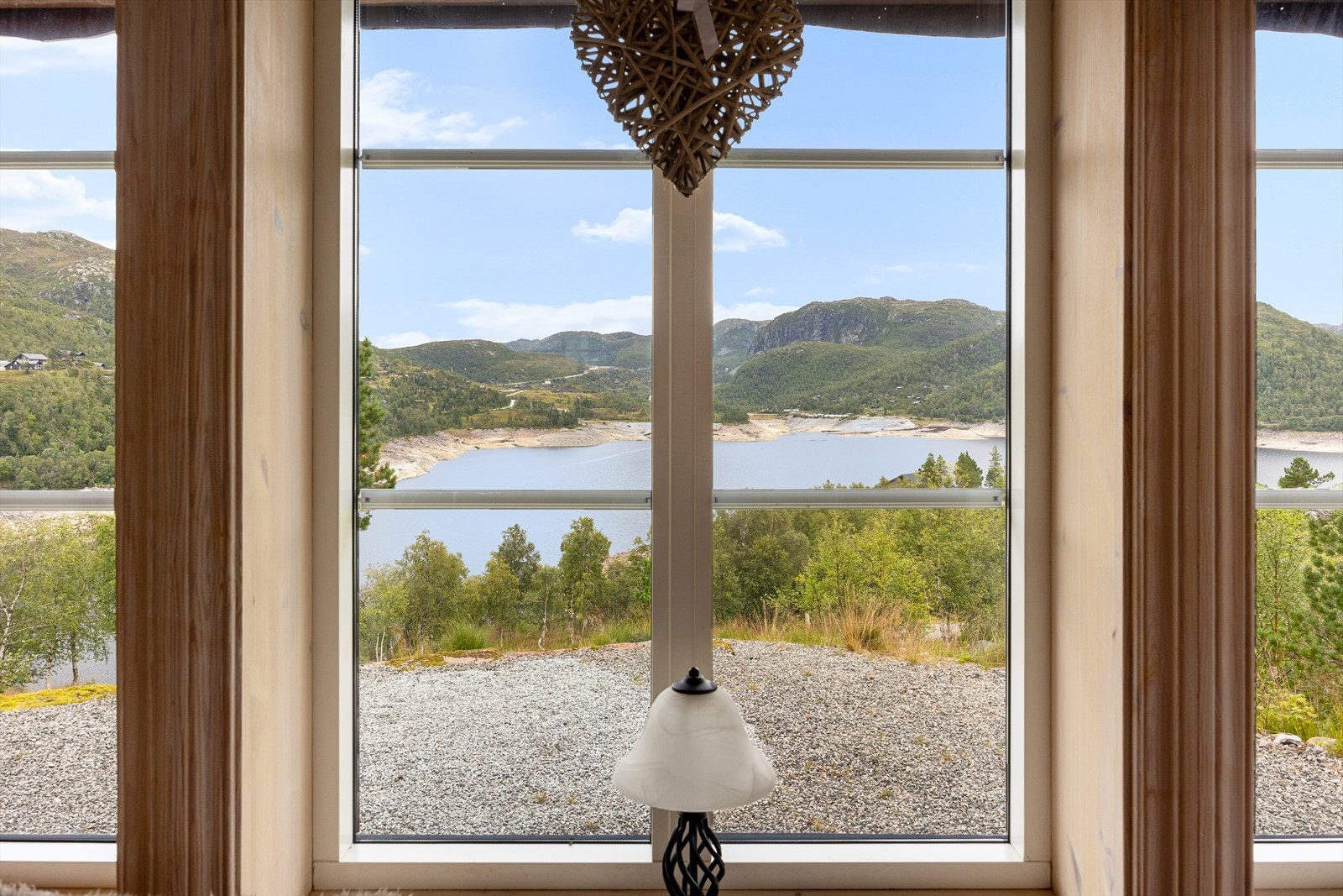 Utsikt over Stordalsvatnet rett fra stuen! Galleribilde