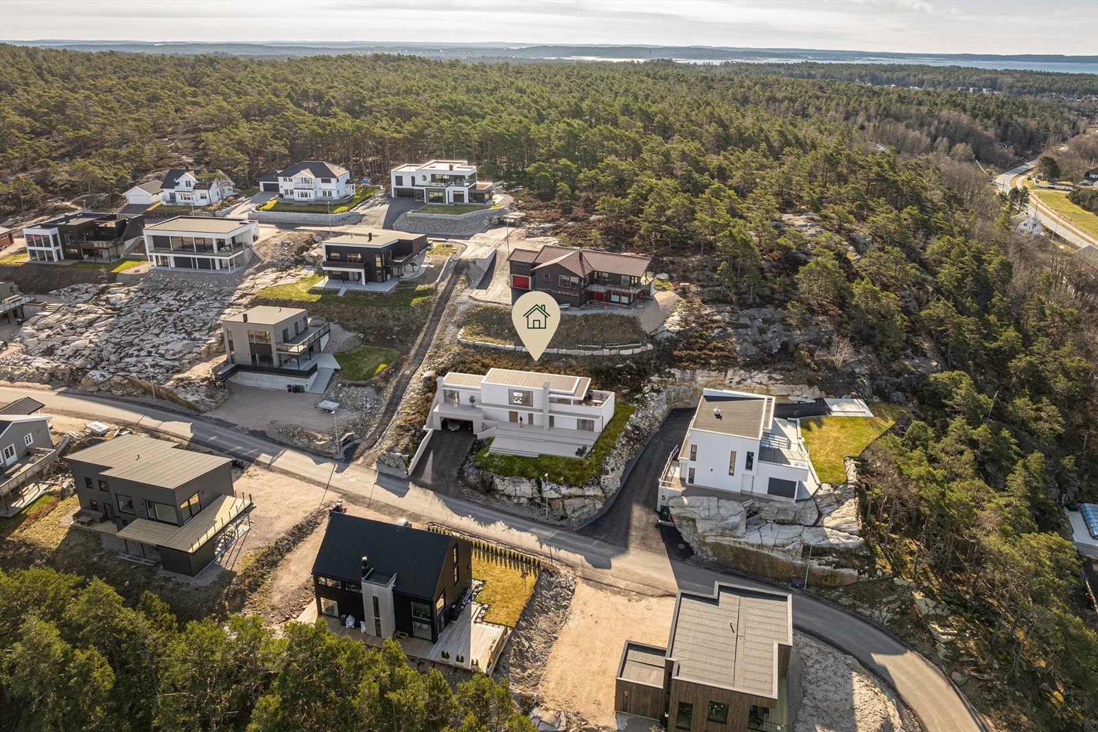 Langgårdslia er et nytt og vellykket boligområde - ett av svært få områder i kommunen med nye boligtomter. Området er som adressen antyder høytliggende, med gode solforhold og ikke minst utsyn Galleribilde