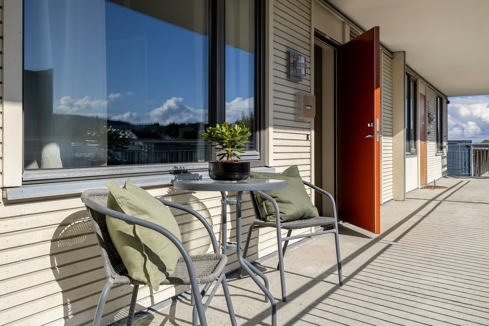 Rett utenfor døra har man svalgang med plass for en trivelig sittegruppe hvor en kan nyte sola om sommeren. Galleribilde