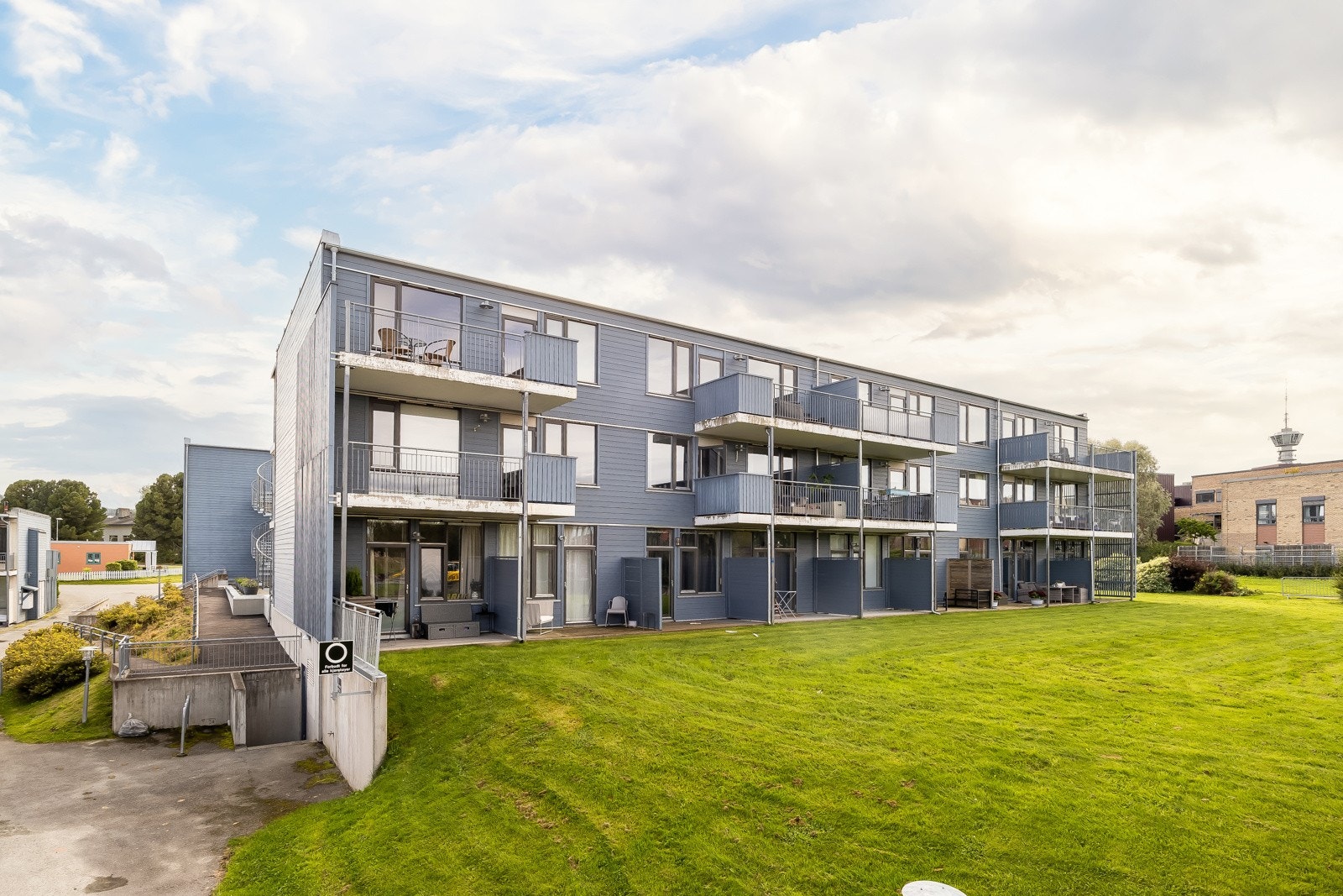 Like ved har man Valentinlyst senter med bl.a. dagligvarebutikker, apotek, frisør og treningssenter. Galleribilde