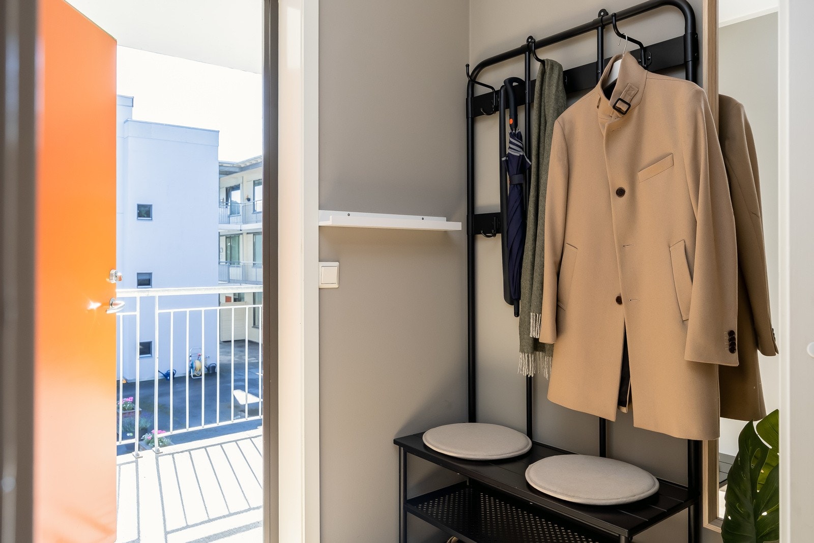 Praktisk og adskilt inngangsparti med god plass for å oppbevare bl.a. klær og sko. Galleribilde