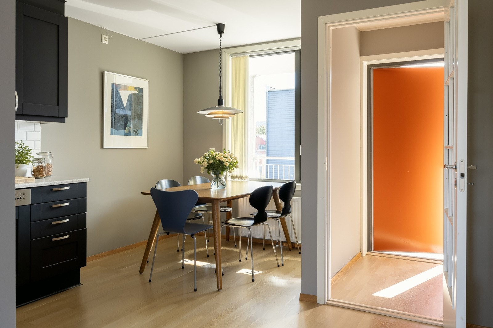 Ved kjøkkenet har bra med plass for en trivelig spiseseksjon. Galleribilde