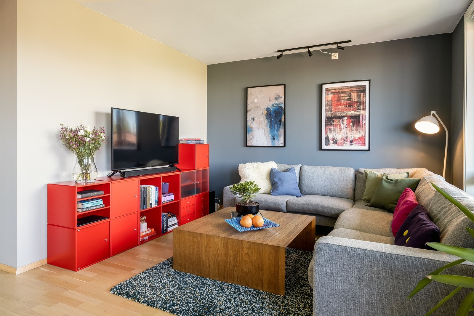 Her har man bra med plass for bl.a. romslig sofakrok og TV-løsning. Galleribilde