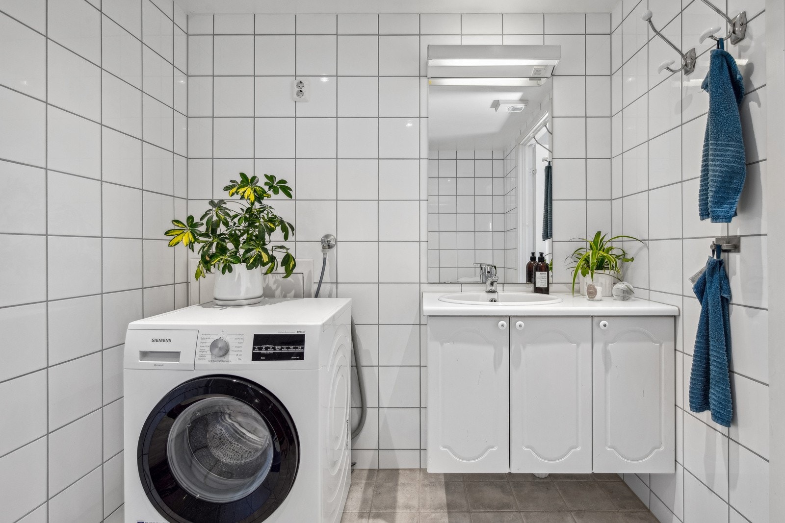 Himlingen er nedsenket med downlights. Det er behagelige varmekabler i gulv. Galleribilde