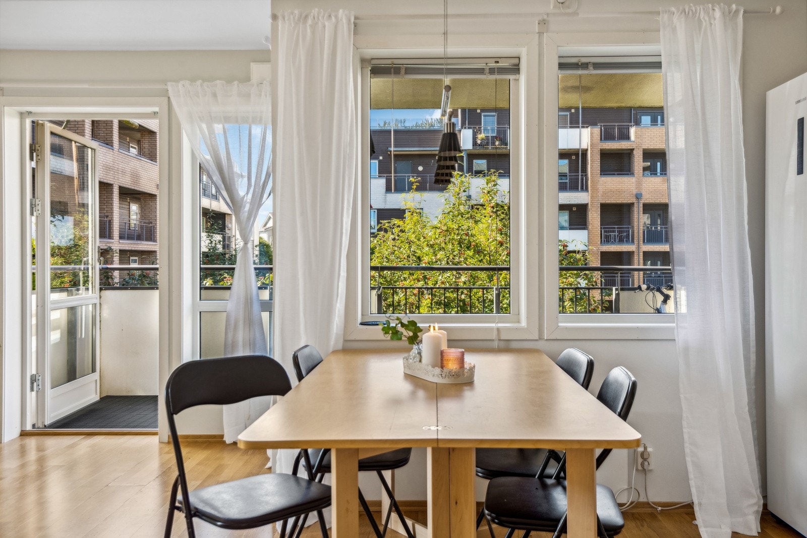 Det er store vindusflater som gir godt med lys i boligen. Galleribilde