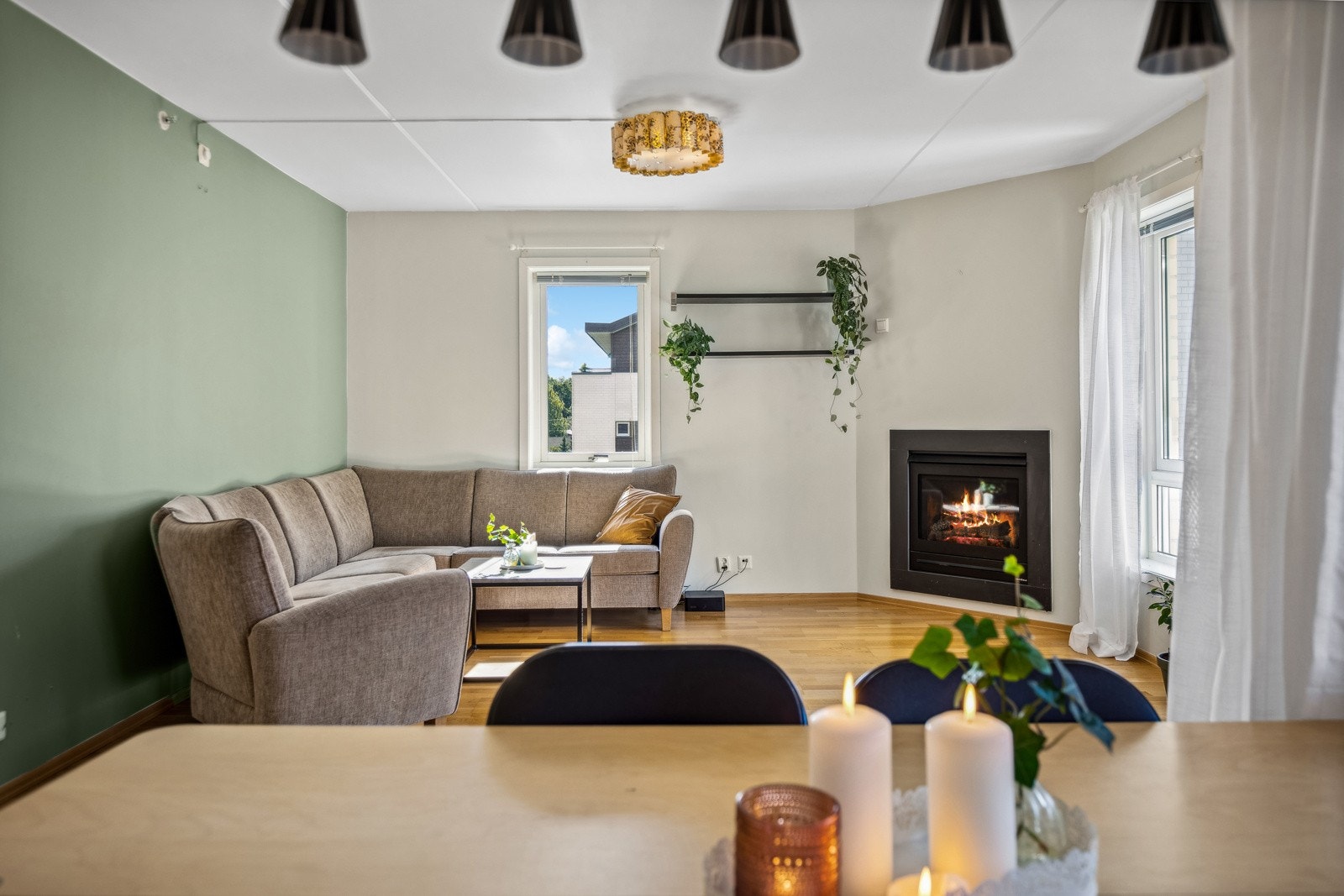 Stuen er enkel å møblere og du har god plass til både sofagruppe, spisebord og TV med tilhørende møblement. Galleribilde