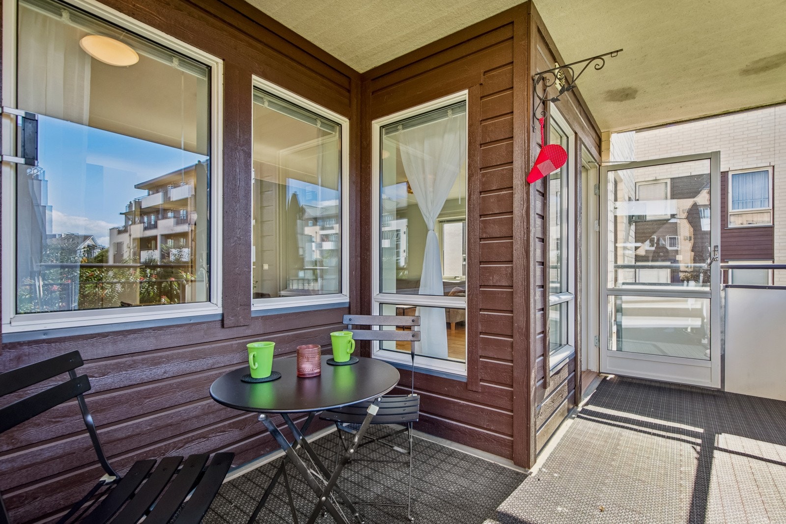 Fra balkong er det koselig utsyn mot sameiets flotte fellesarealer. Galleribilde