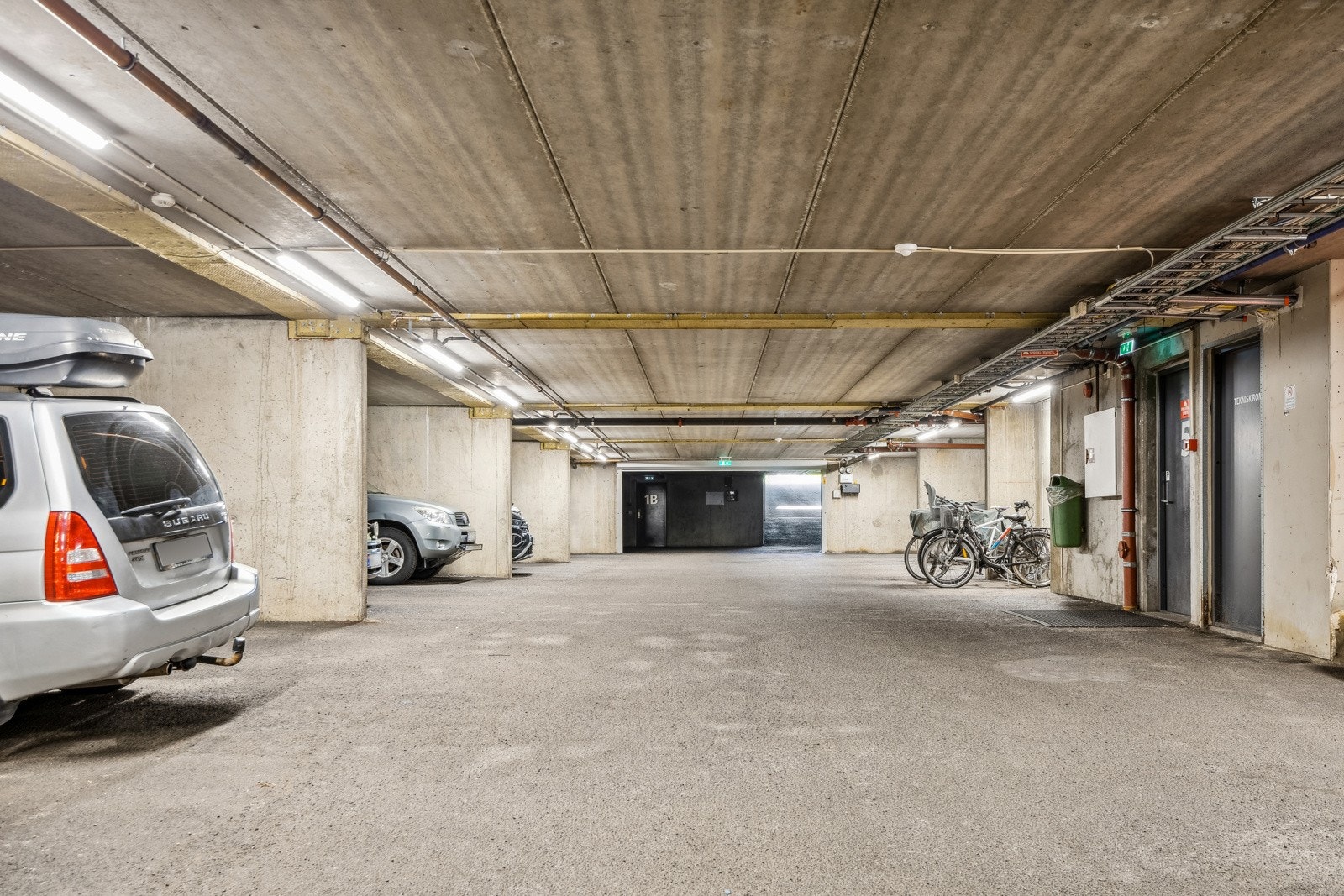 Det medfølger en parkeringsplass (Nr. 158) i felles, lukket garasjeanlegg. Galleribilde