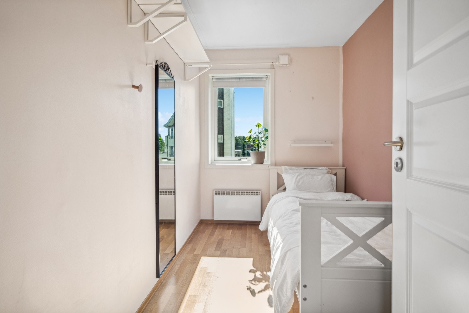 Med tre soverom egner det ene seg ypperlig for gjesteværelse, barnerom eller hjemmekontor. Galleribilde