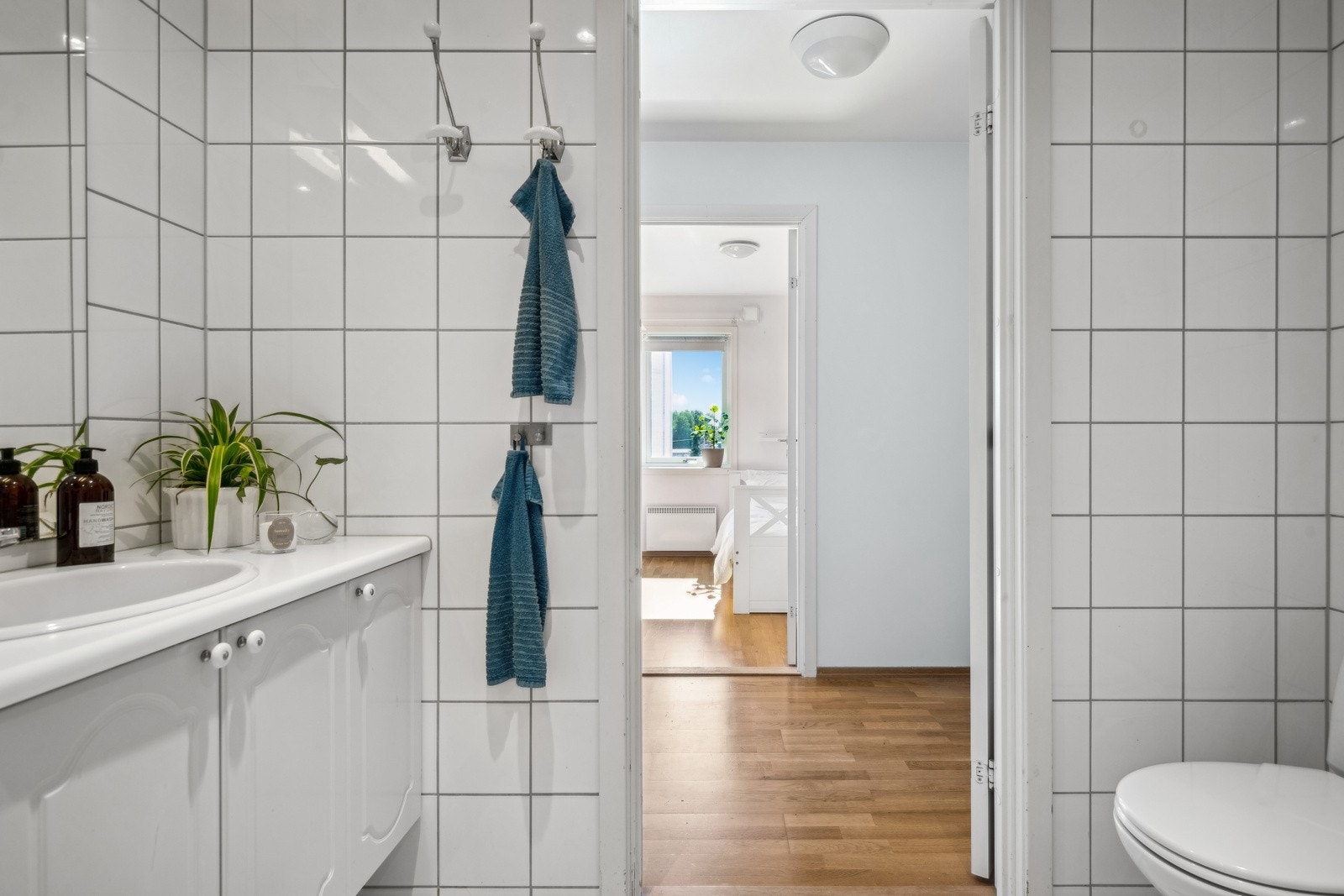 Flislagt baderom fra 2006 som er både tidløst, praktisk og romslig. Galleribilde